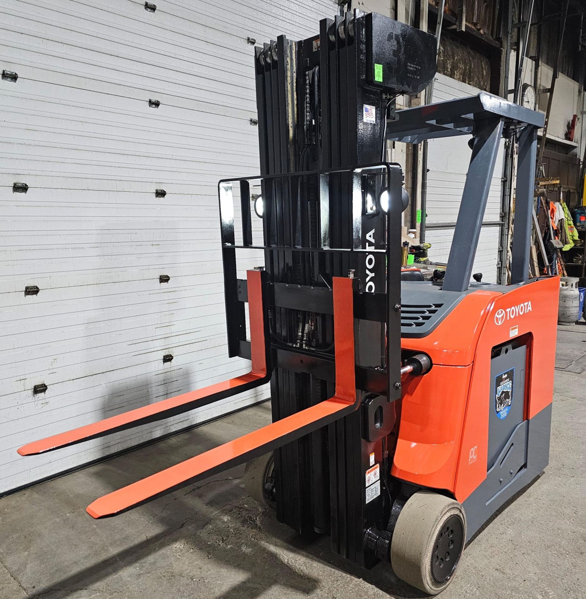 2017 Toyota 4,000lbs Capacity Electric Forklift with 4-STAGE Mast, 276" load height sideshift - Image 5 of 7