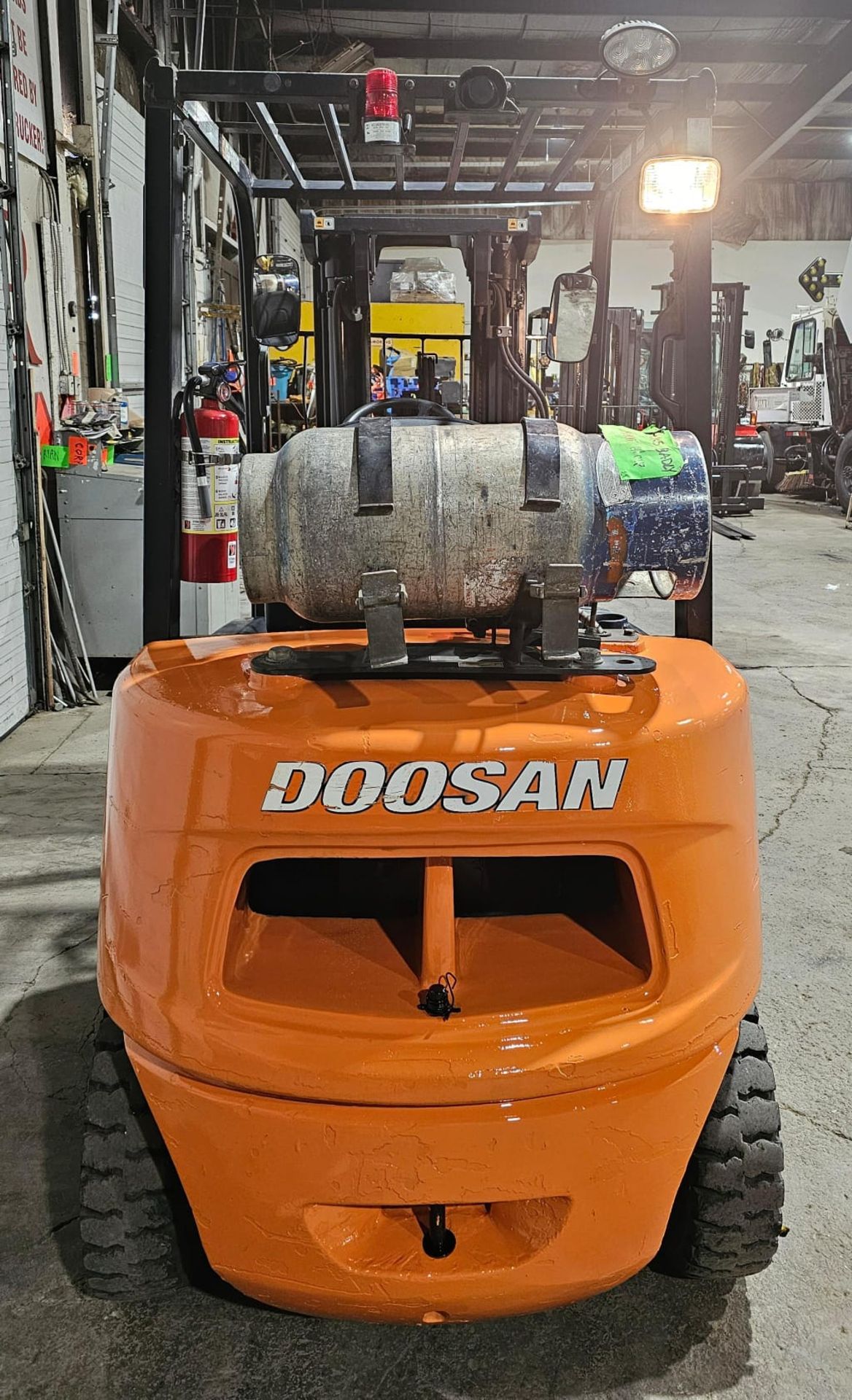 2012 Doosan 6,000lbs Capacity OUTDOOR LPG (Propane) with LOW HOURS Forklift 3-stage 189" load height - Image 5 of 7
