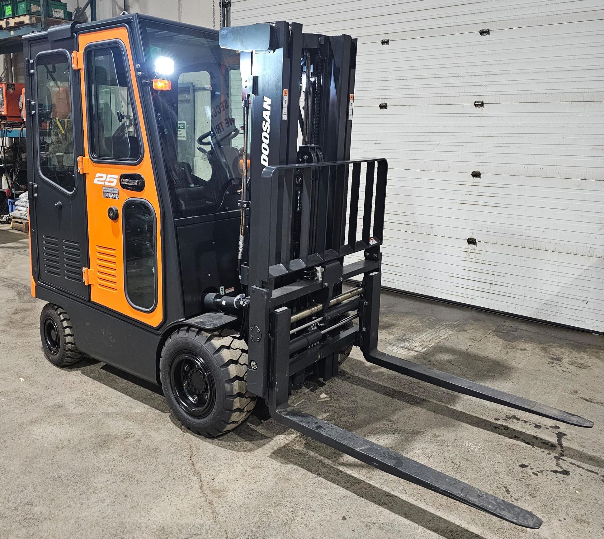 2023 NEW DOOSAN 5,000lbs Capacity OUTDOOR Forklift BRAND NEW BATTERY 48V with 0 Hours with Sideshift - Image 22 of 27