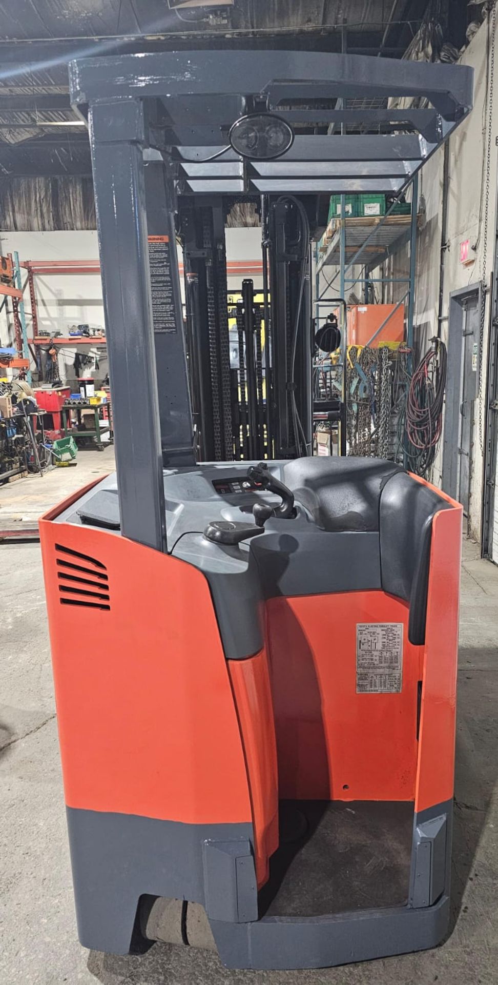 2017 Toyota 4,000lbsCapacity Forklift Electric 36V 15923 with sideshift & 4-STAGE MAST 276" load - Image 4 of 8