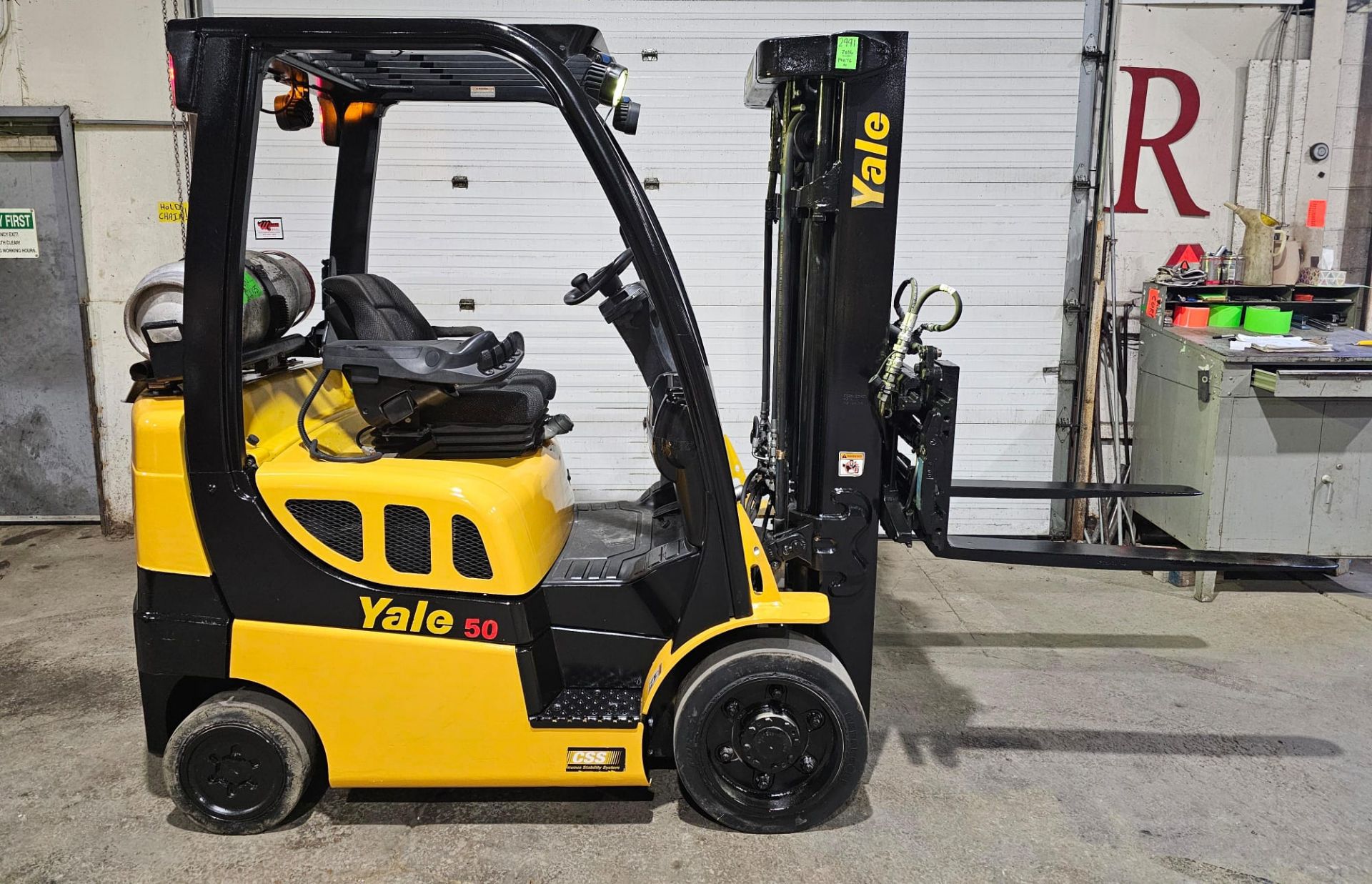 2016 Yale 5,000lbs Capacity LPG (Propane) Forklift with sideshift & Fork Positioner with 3-stage