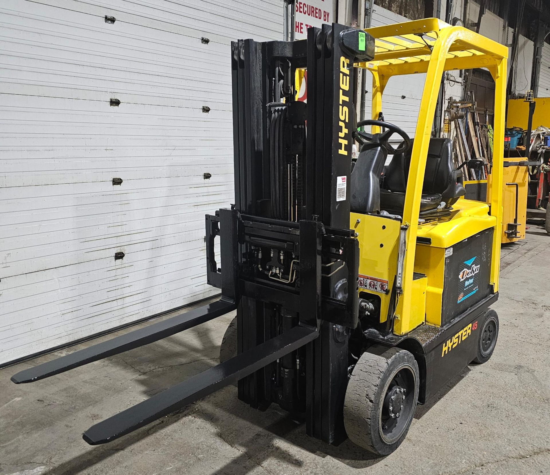 2015 Hyster 4,500lbs Capacity Forklift Electric 48V with sideshift & 3-STAGE MAST 189" load height - Image 6 of 7