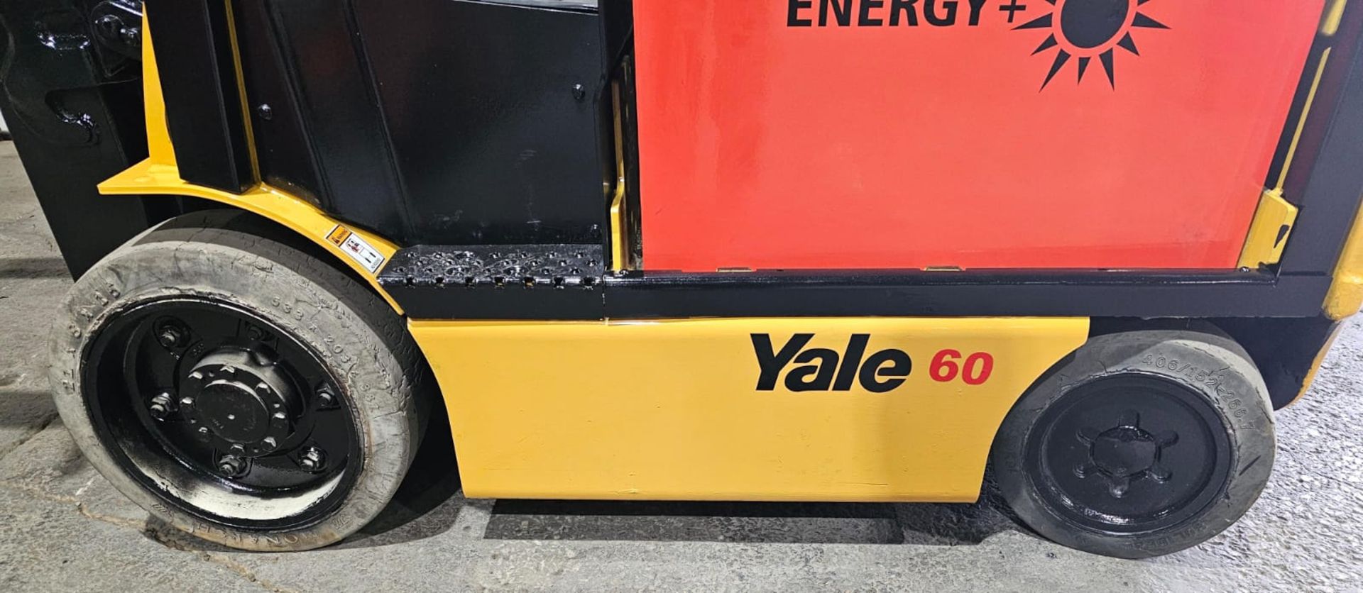 2017 Yale 6,000lbs Capacity Forklift Electric BRAND NEW BATTERY 48V with sideshift 3-STAGE MAST 188" - Image 2 of 9