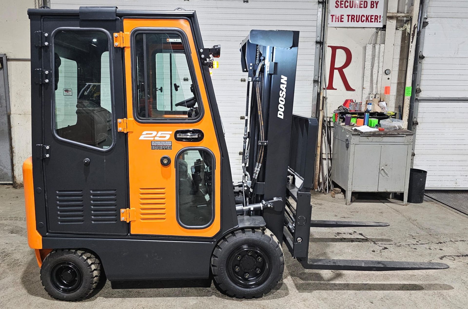 2023 NEW DOOSAN 5,000lbs Capacity OUTDOOR Forklift BRAND NEW BATTERY 48V with 0 Hours with Sideshift - Image 4 of 27