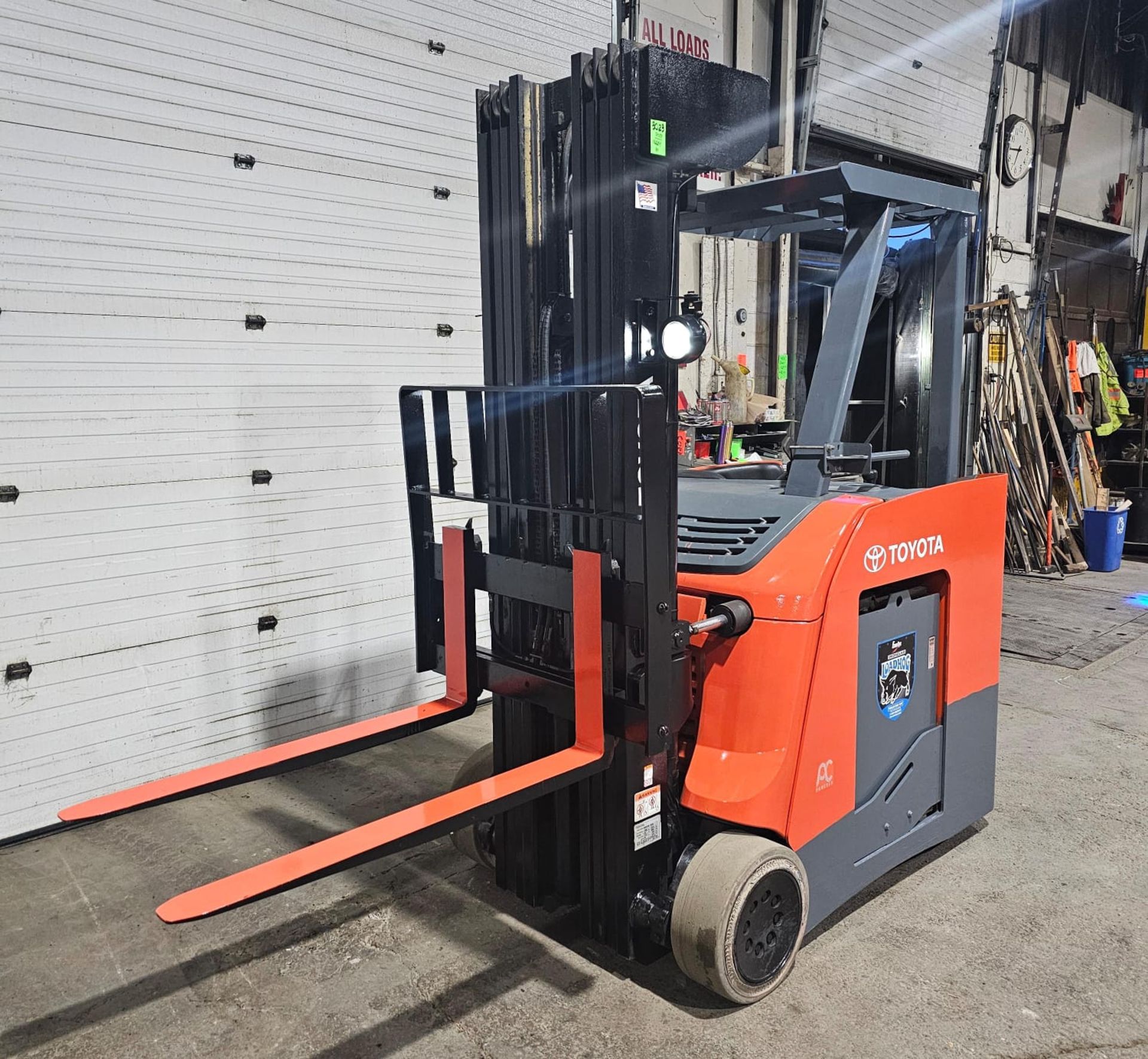 2017 Toyota 4,000lbs Capacity Forklift Electric 48V with sideshift & 3-STAGE MAST and non marking - Image 5 of 6