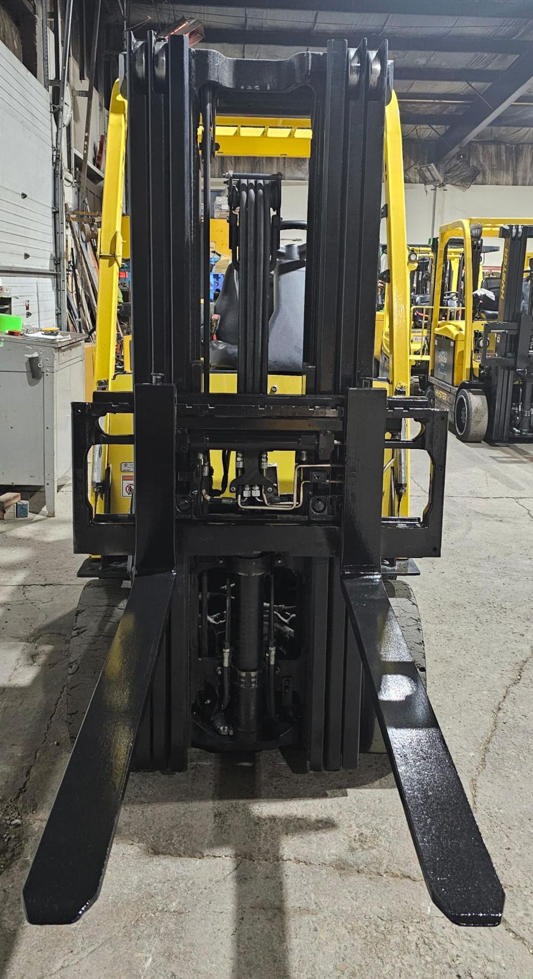 2015 Hyster 4,500lbs Capacity Forklift Electric 48V with sideshift & 3-STAGE MAST 189" load height - Image 7 of 7