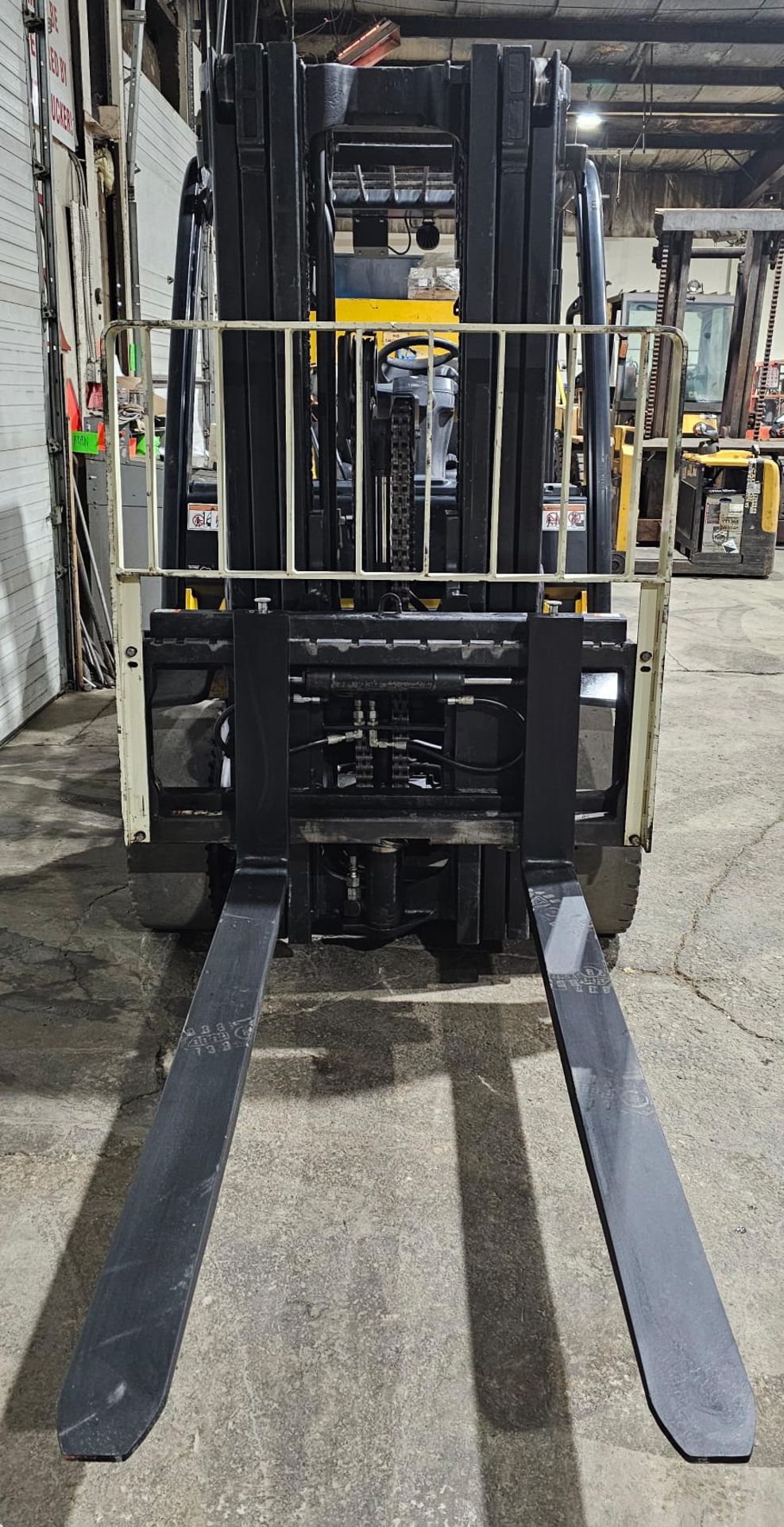 2017 Yale 8,000lbs Capacity OUTDOOR Forklift LPG (Propane) with Sideshift and 3-STAGE MAST - Image 5 of 5