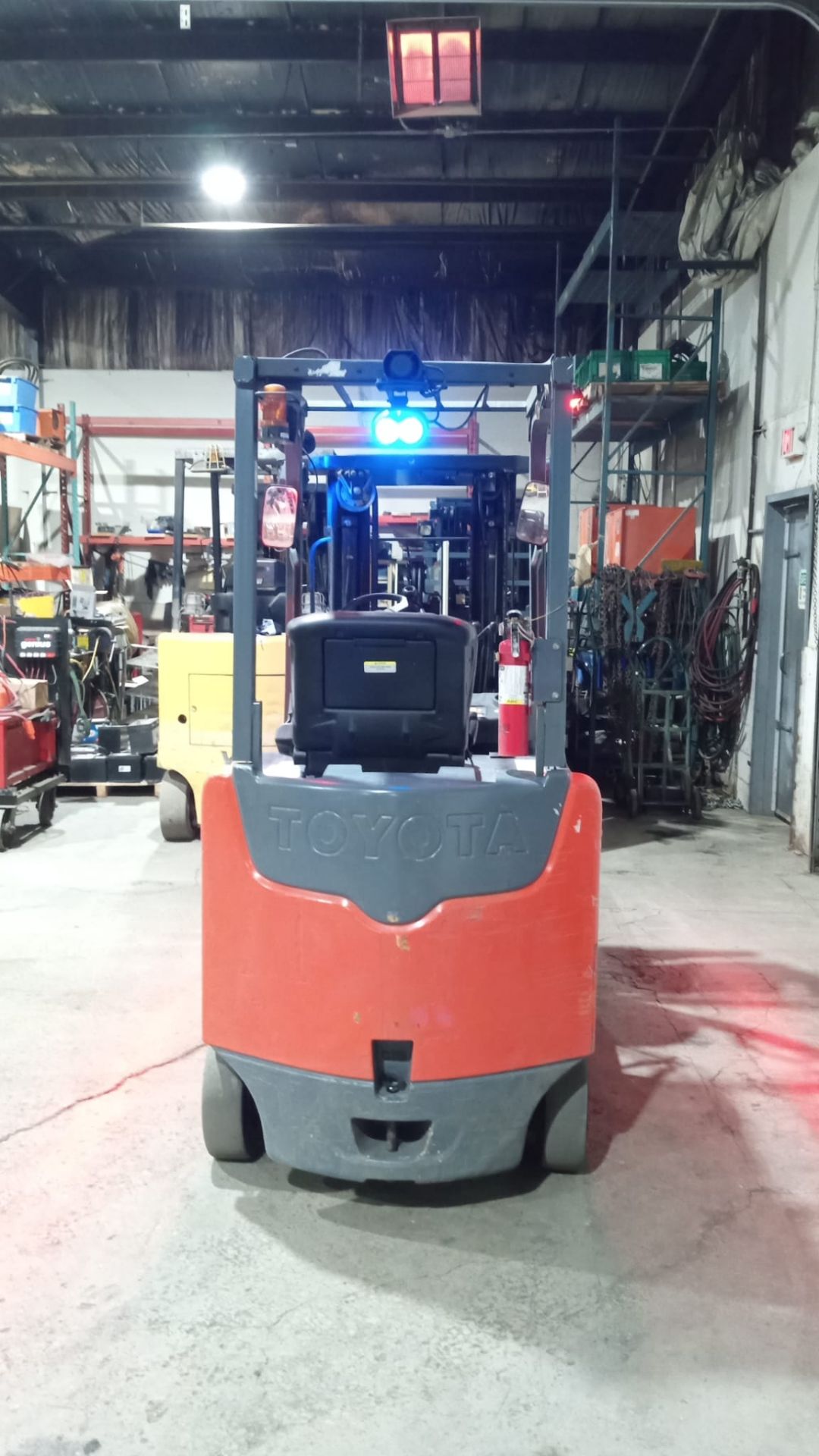 2014 TOYOTA 5,000lbs Capacity Electric Forklift 36V with sideshift & 3-Stage Mast - FREE CUSTOMS - Image 5 of 6