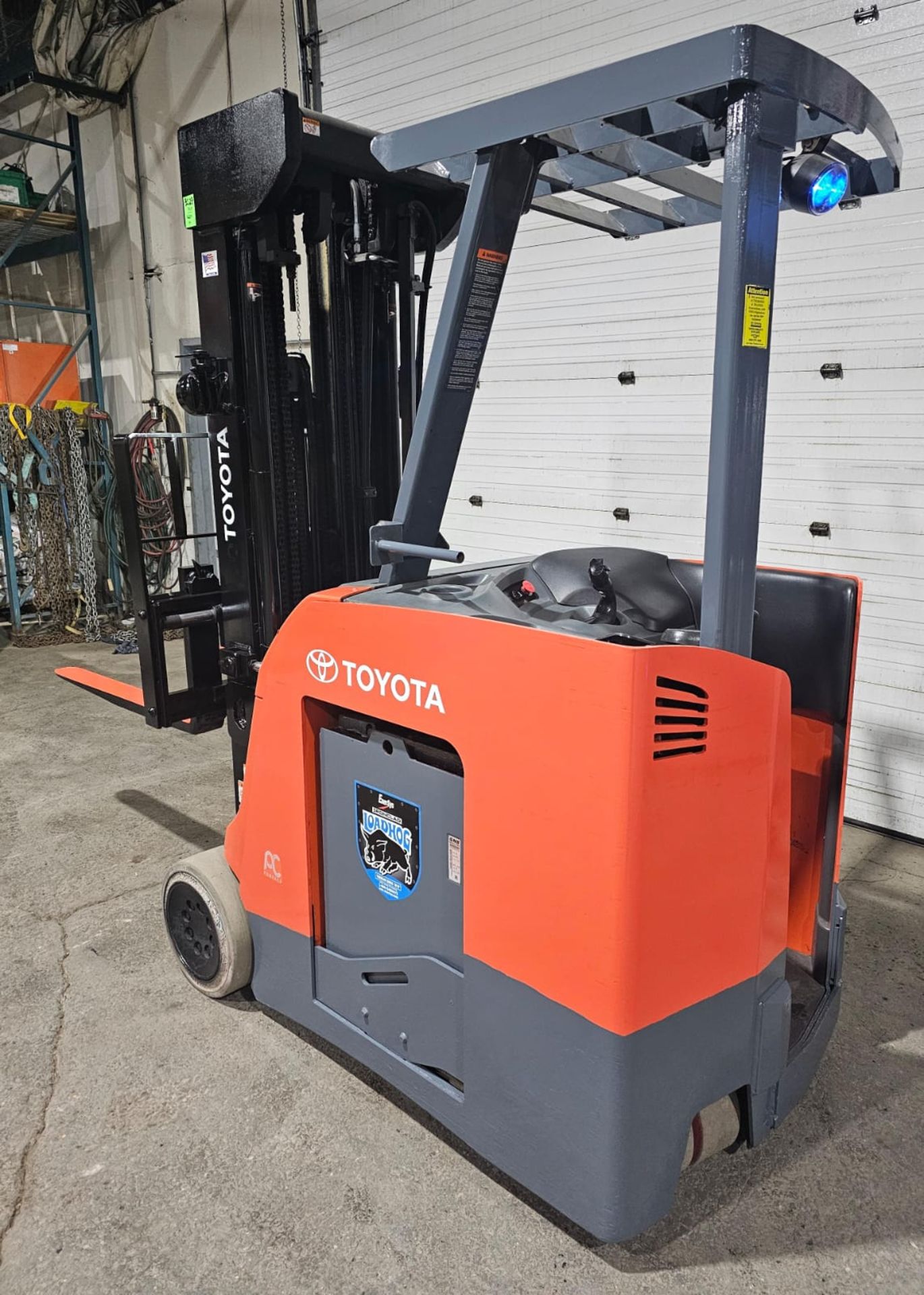 2017 Toyota 4,000lbs Capacity Forklift Electric 48V with sideshift & 3-STAGE MAST and non marking - Image 4 of 6