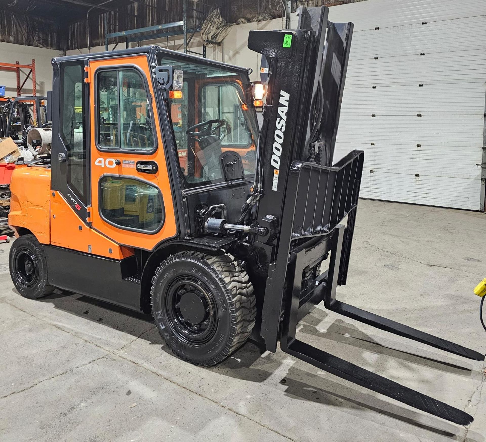 2017 Doosan 8,000 Capacity OUTDOOR LPG (Propane) Forklift with sideshift & 3-STAGE MAST 185" load - Image 6 of 8