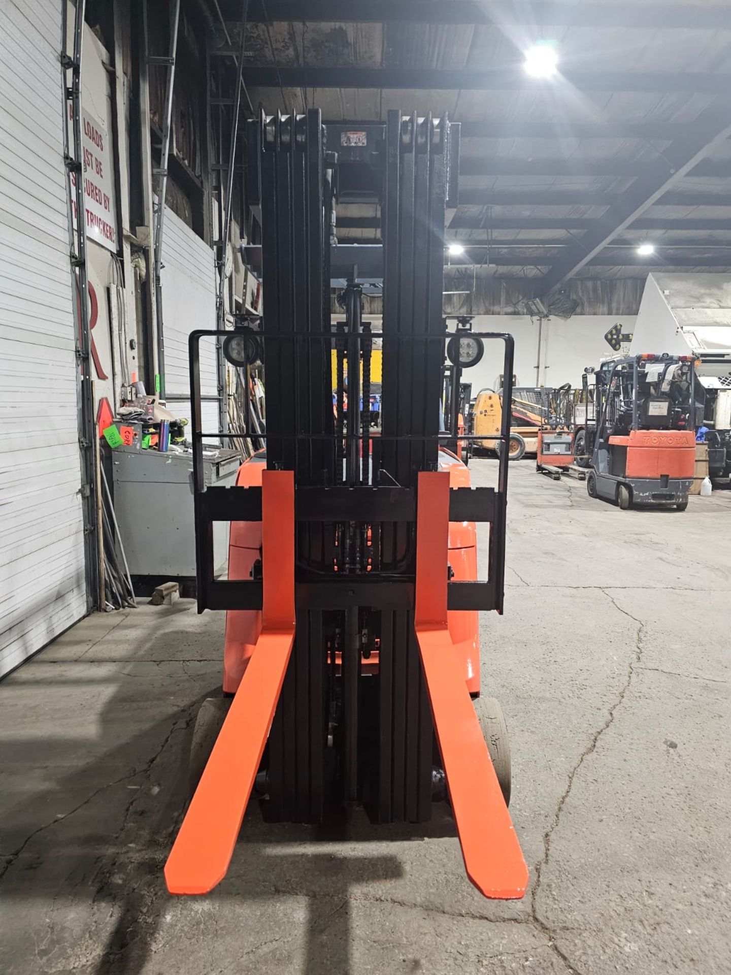 2017 Toyota 4,000lbs Capacity Electric Forklift with 4-STAGE Mast, 276" load height sideshift - Image 6 of 7
