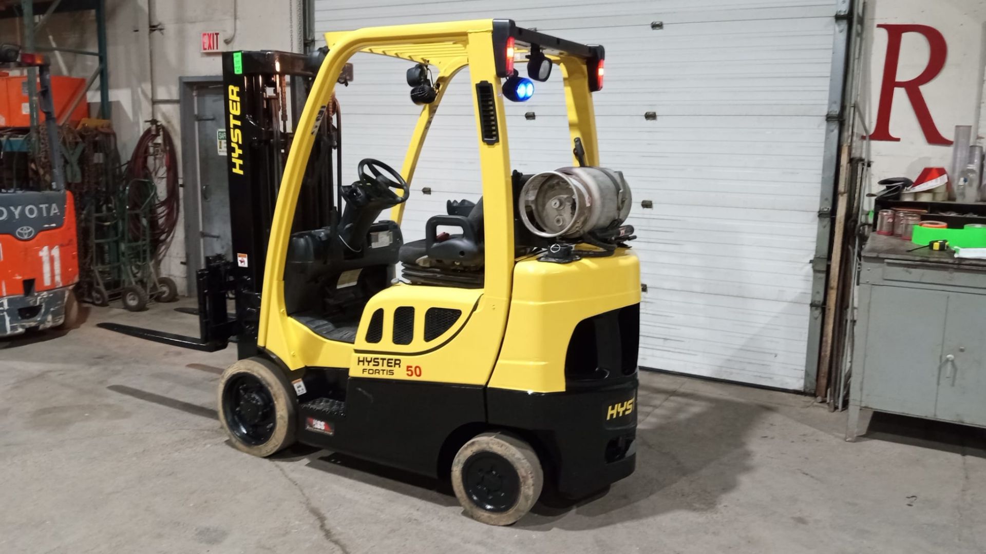 2016 HYSTER 5,000lbs Capacity LPG (Propane) Forklift with sideshift & 3-STAGE MAST & Non Marking - Image 3 of 5