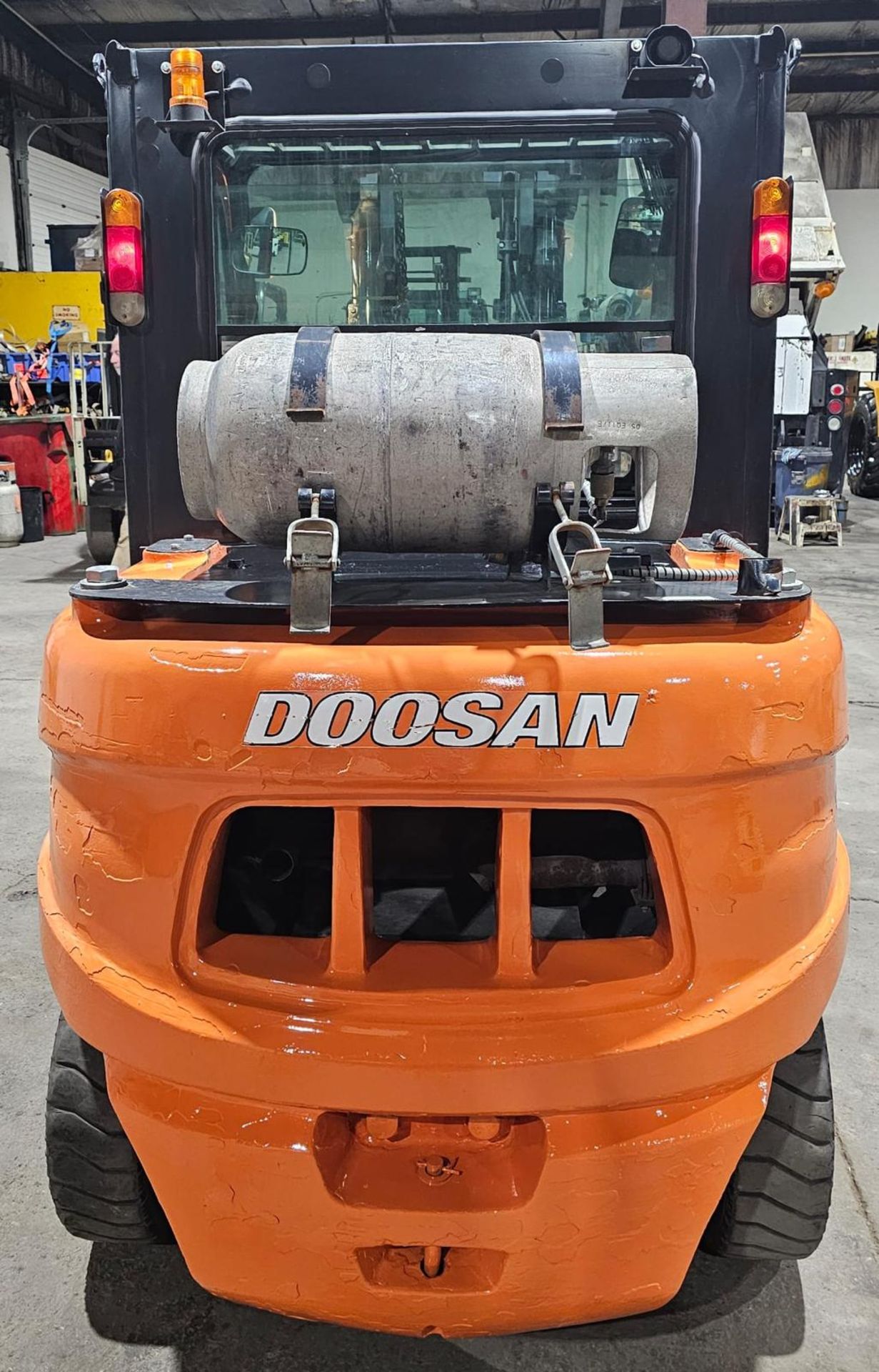 2017 Doosan 8,000 Capacity OUTDOOR LPG (Propane) Forklift with sideshift & 3-STAGE MAST 185" load - Image 5 of 8