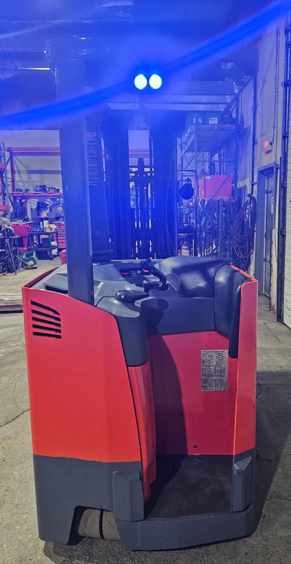 2017 Toyota 4,000lbsCapacity Forklift Electric 36V 15923 with sideshift & 4-STAGE MAST 276" load - Image 3 of 8