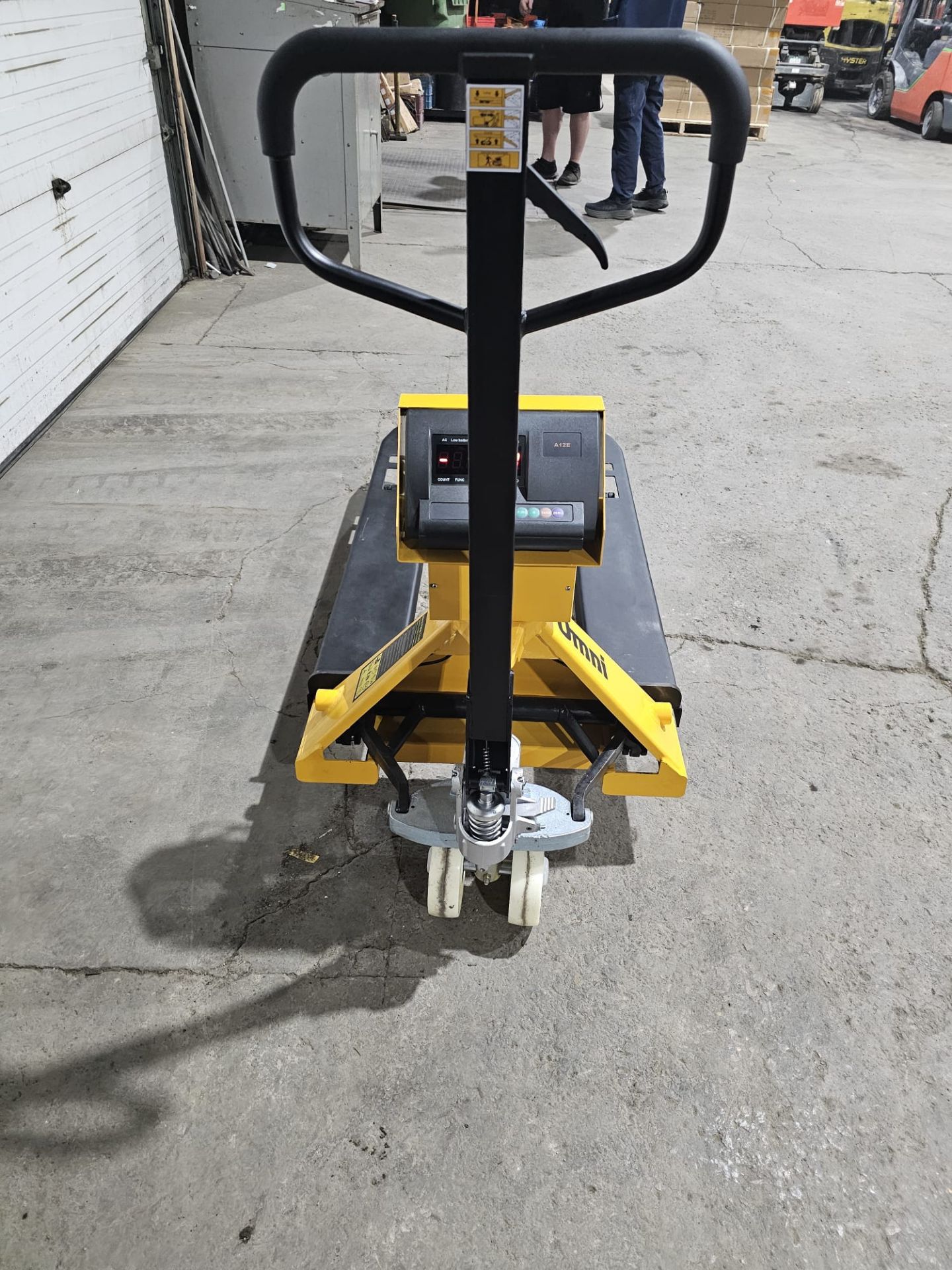 Brand New Omni Pallet Truck Walkie 6,000lbs / 3,000kg capacity with Built On Digital Scale & Charger - Image 2 of 4