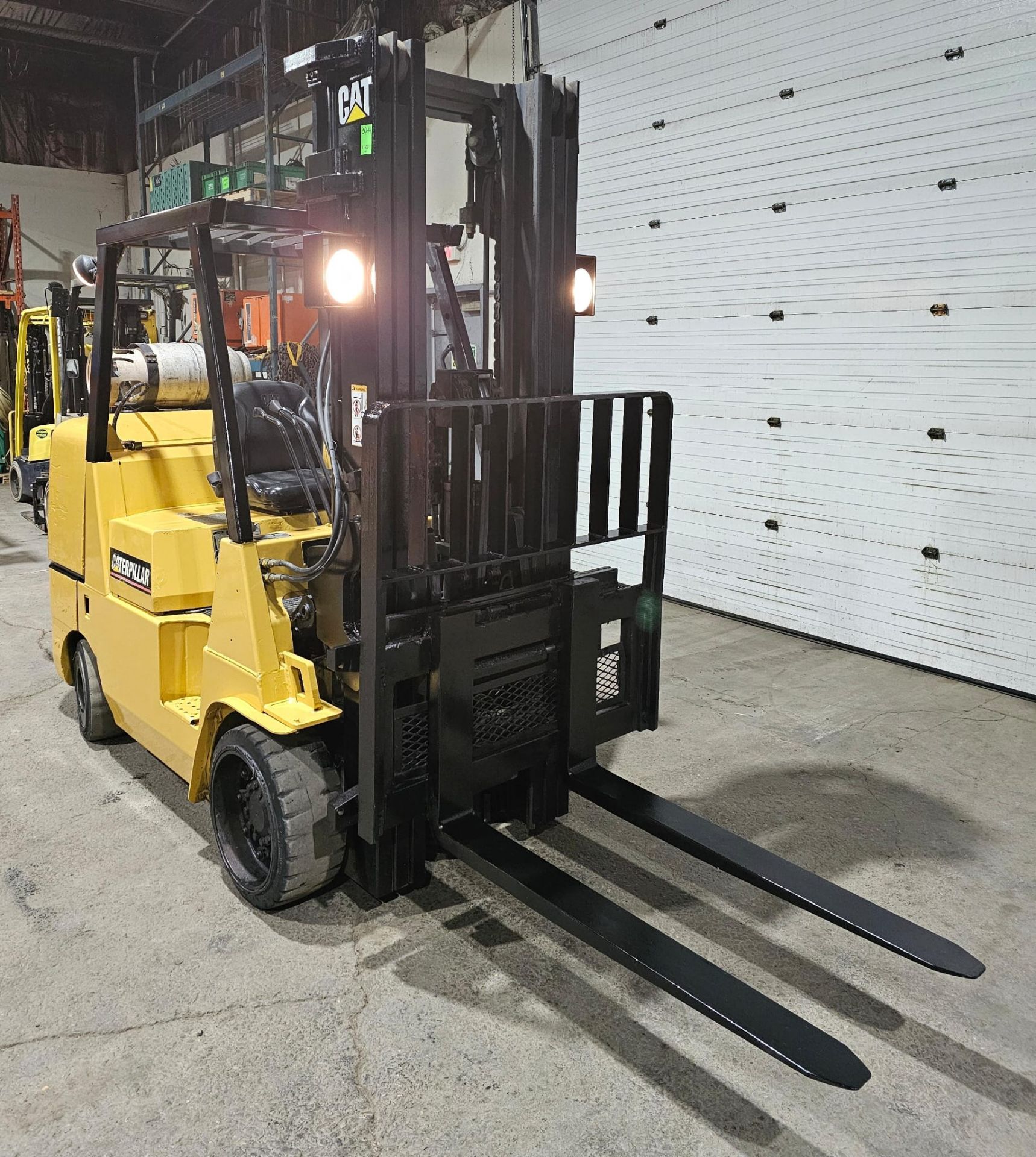 CAT 9,000lbs Capacity LPG (Propane) Forklift with sideshift & 3-STAGE MAST 209" load height - Image 4 of 5