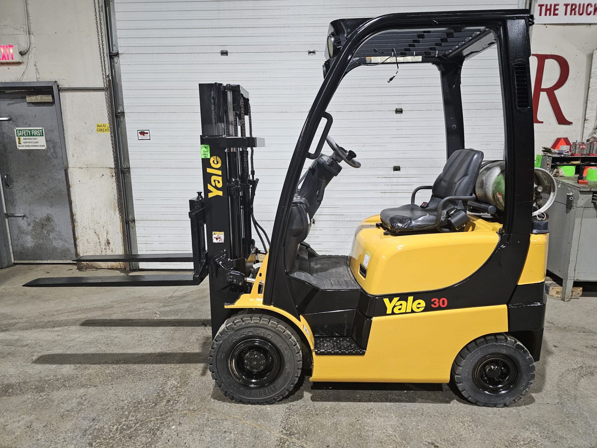 2016 Yale 3,000lbs capacity LPG (Propane) OUTDOOR Forklift Trucker mast 84" load height sideshift