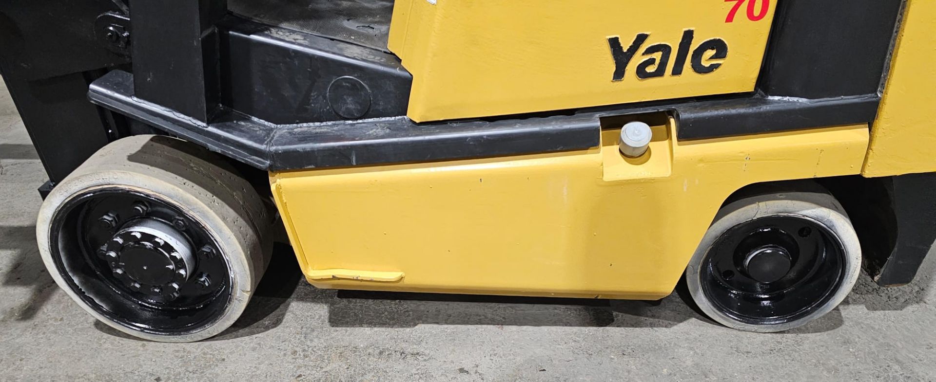 Yale 7,000lbs Capacity LPG (Propane) Forklift with sideshift & 3-STAGE MAST & Non marking tires ( - Image 2 of 6