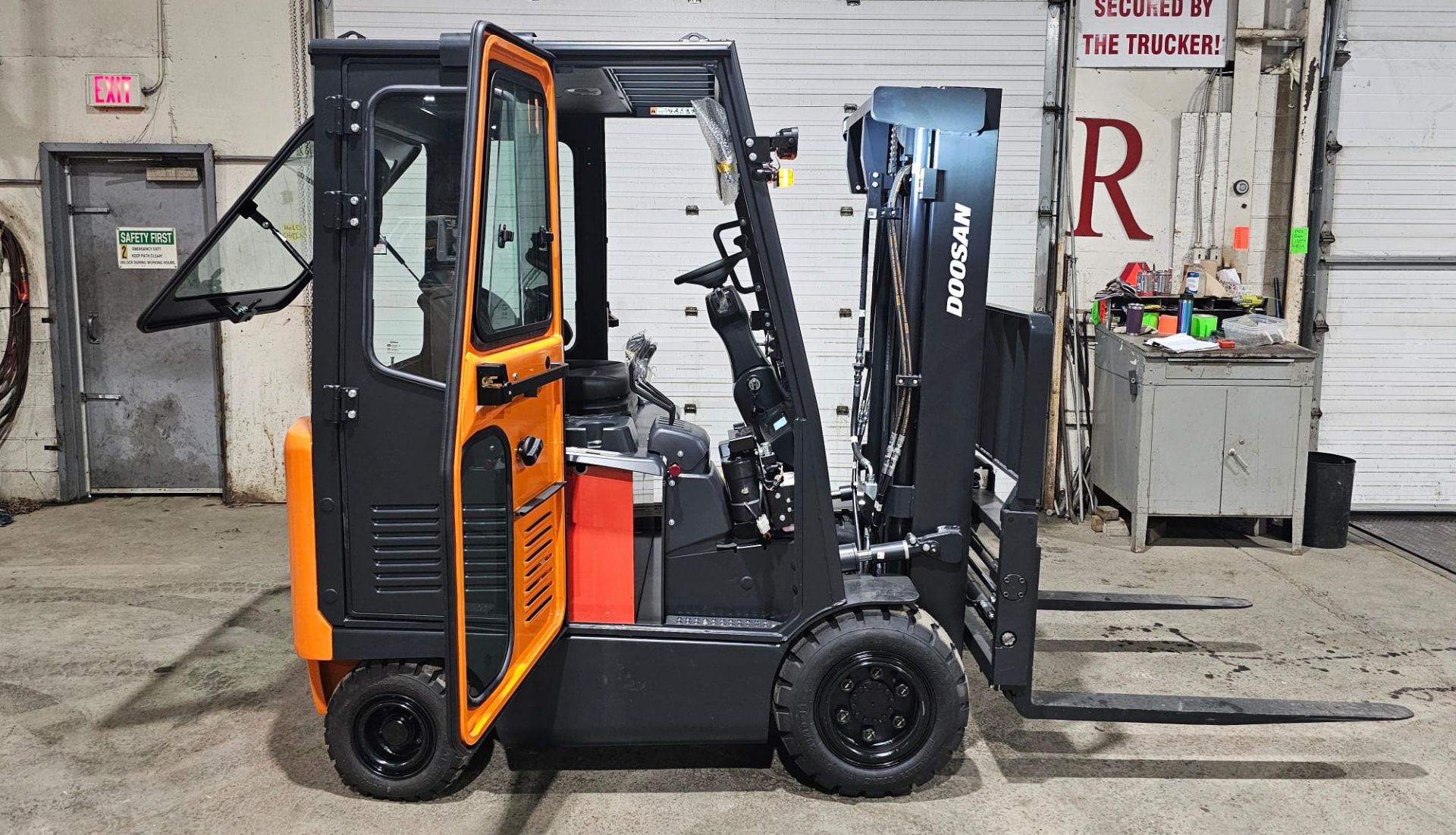 2023 NEW DOOSAN 5,000lbs Capacity OUTDOOR Forklift BRAND NEW BATTERY 48V with 0 Hours with Sideshift - Image 2 of 27