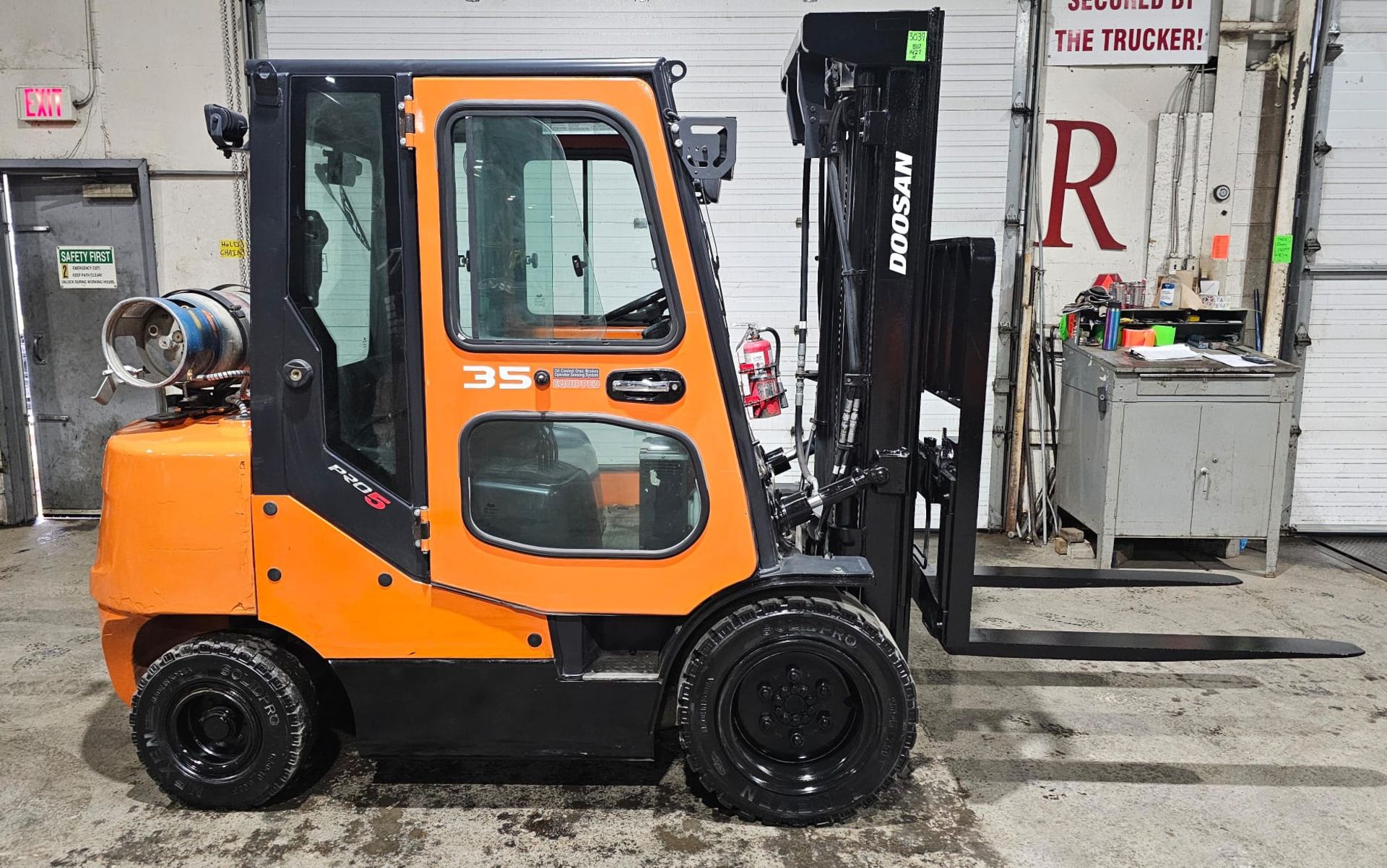 2017 DOOSAN 7,000lbs Capacity OUTDOOR LPG (propane) Forklift with VERY LOW HOURS 3-STAGE 190" LOAD