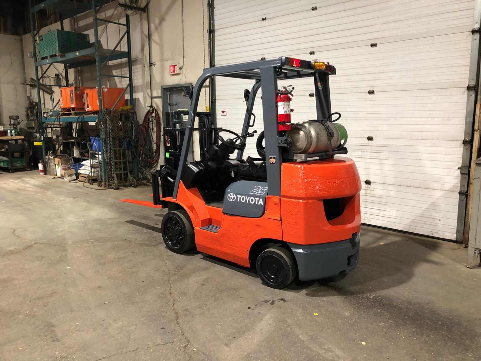 2006 Toyota 5,000lbs Capacity LPG (Propane) Forklift with sideshift and 3-STAGE MAST Trucker Mast ( - Image 3 of 5