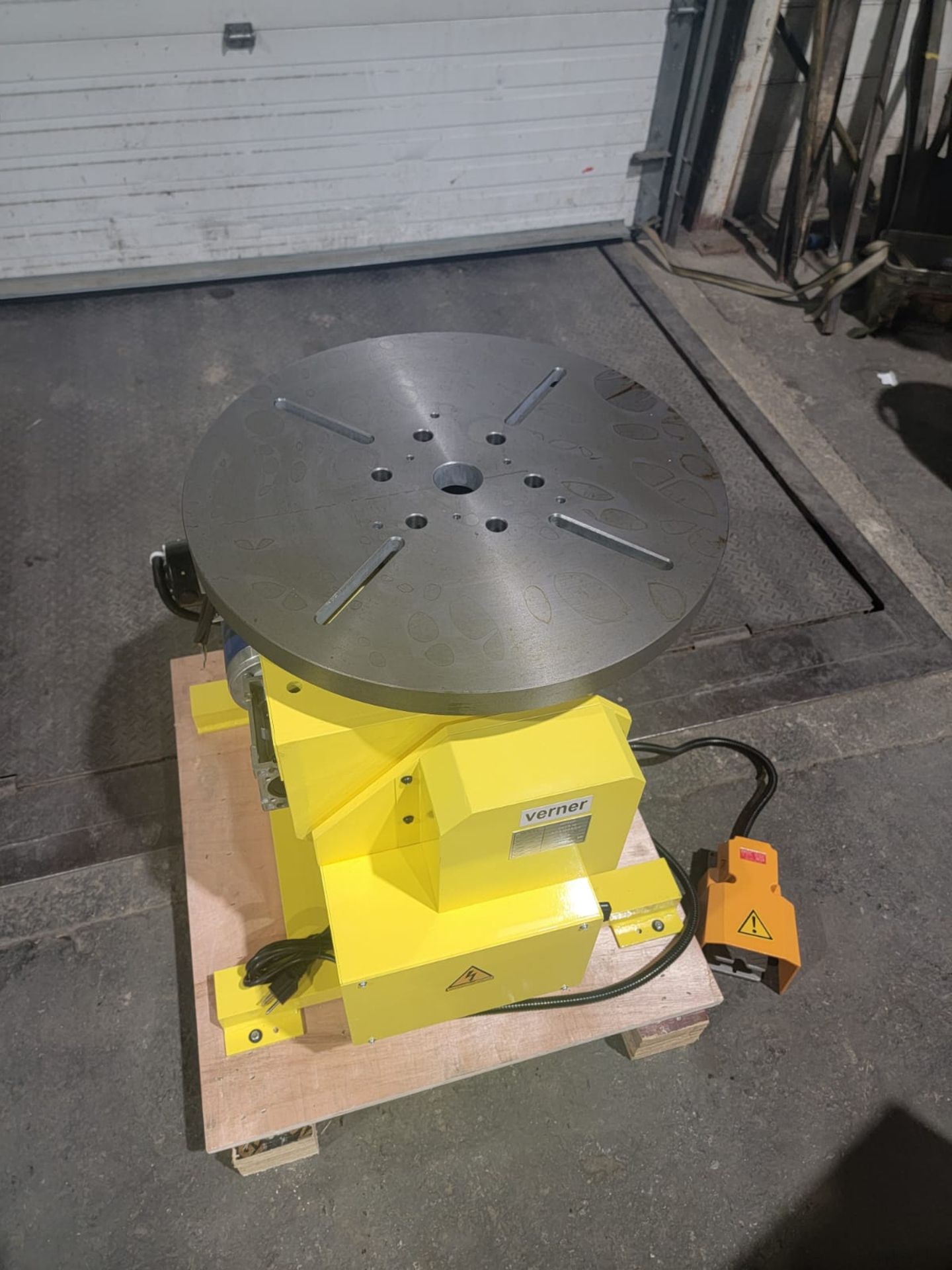 Verner model VD-1250 WELDING POSITIONER 1250lbs capacity - tilt and rotate - UNUSED AND MINT 115V