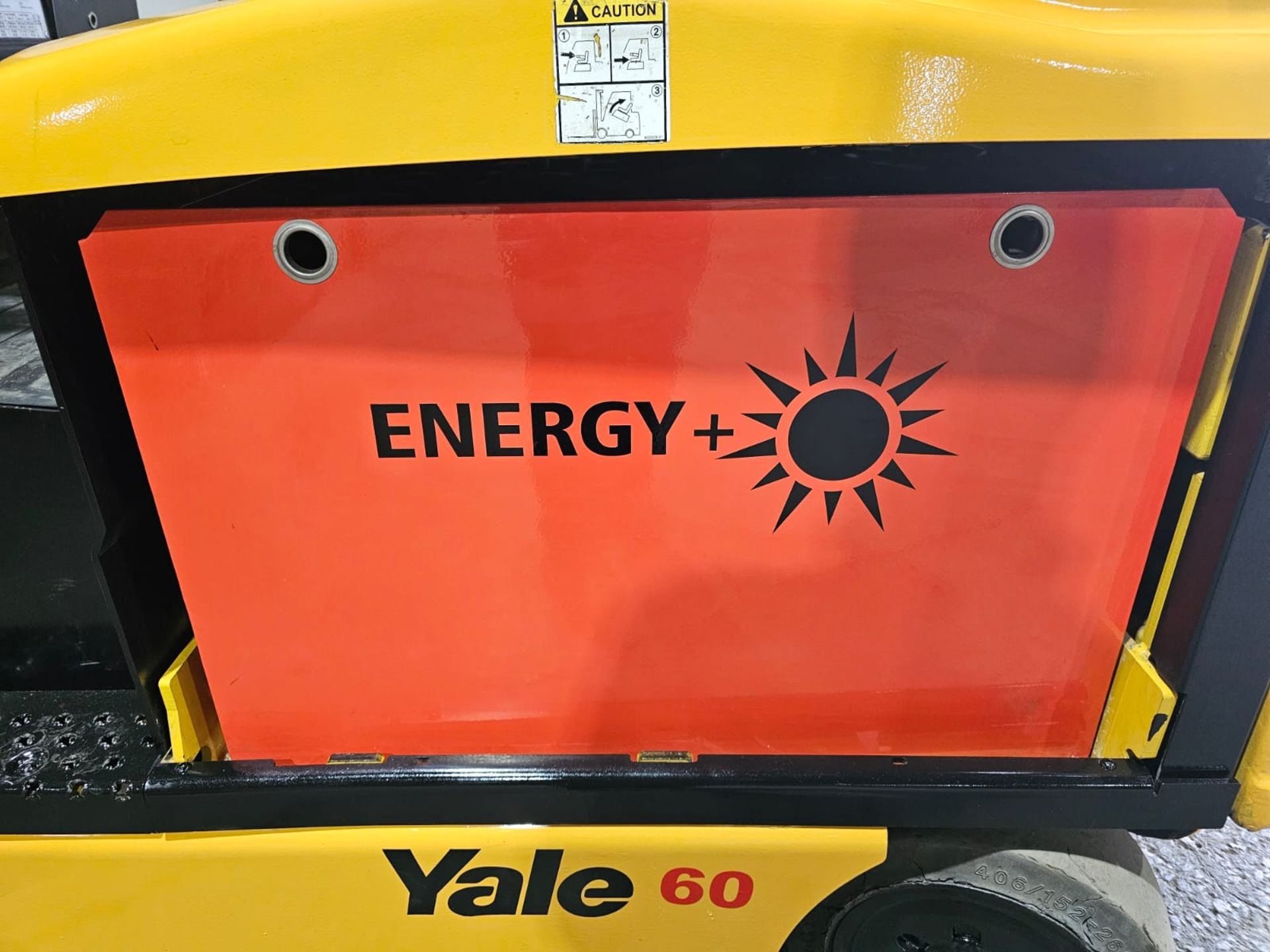 2017 Yale 6,000lbs Capacity Forklift Electric BRAND NEW BATTERY 48V with sideshift 3-STAGE MAST 188" - Image 4 of 9