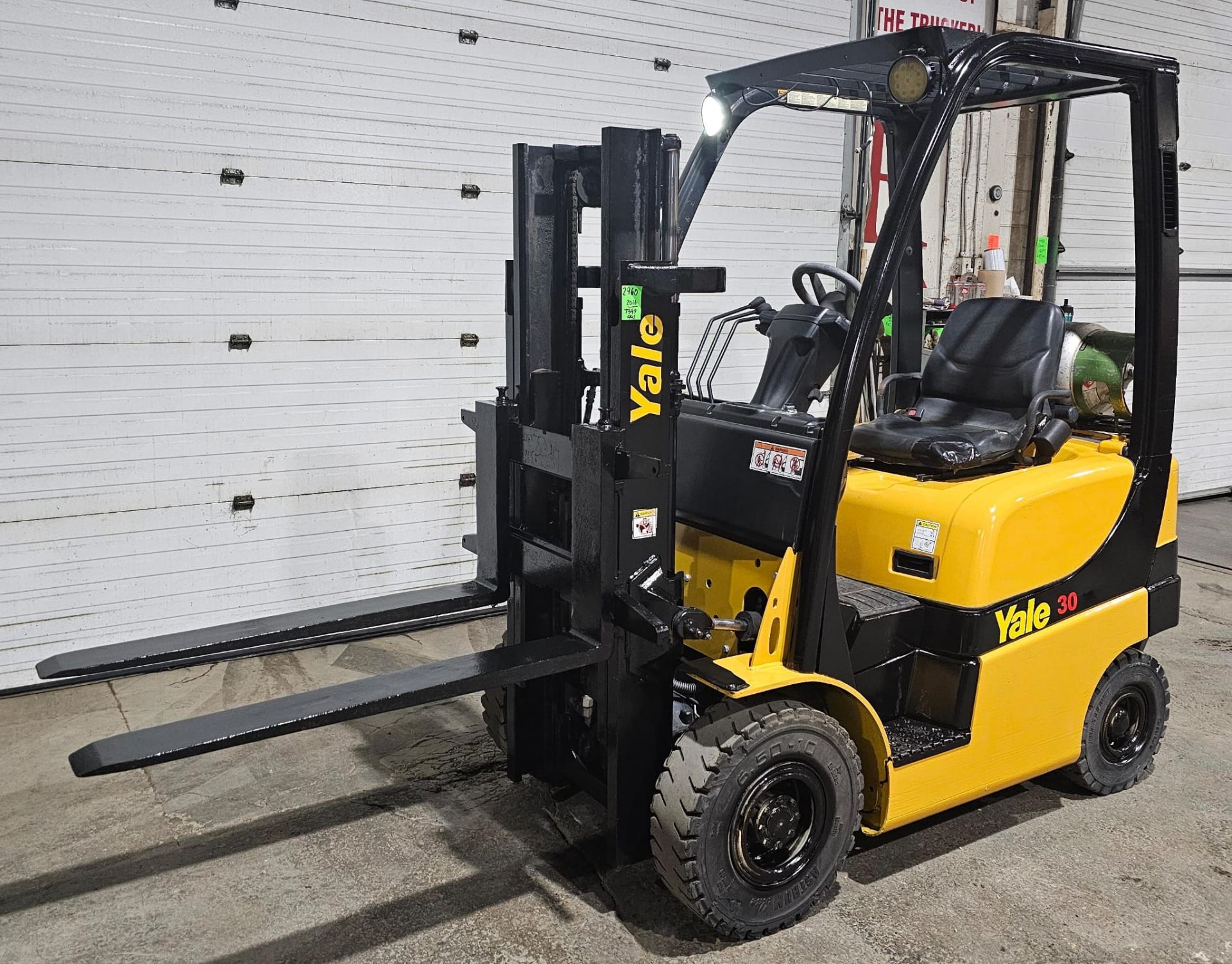 2016 Yale 3,000lbs capacity LPG (Propane) OUTDOOR Forklift Trucker mast 84" load height sideshift - Image 4 of 7