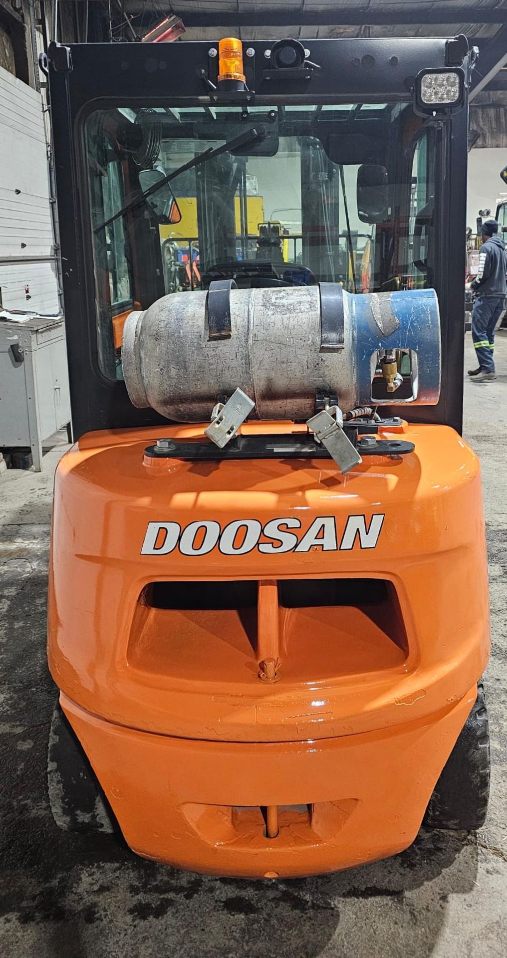 2017 DOOSAN 7,000lbs Capacity OUTDOOR LPG (propane) Forklift with VERY LOW HOURS 3-STAGE 190" LOAD - Image 14 of 17