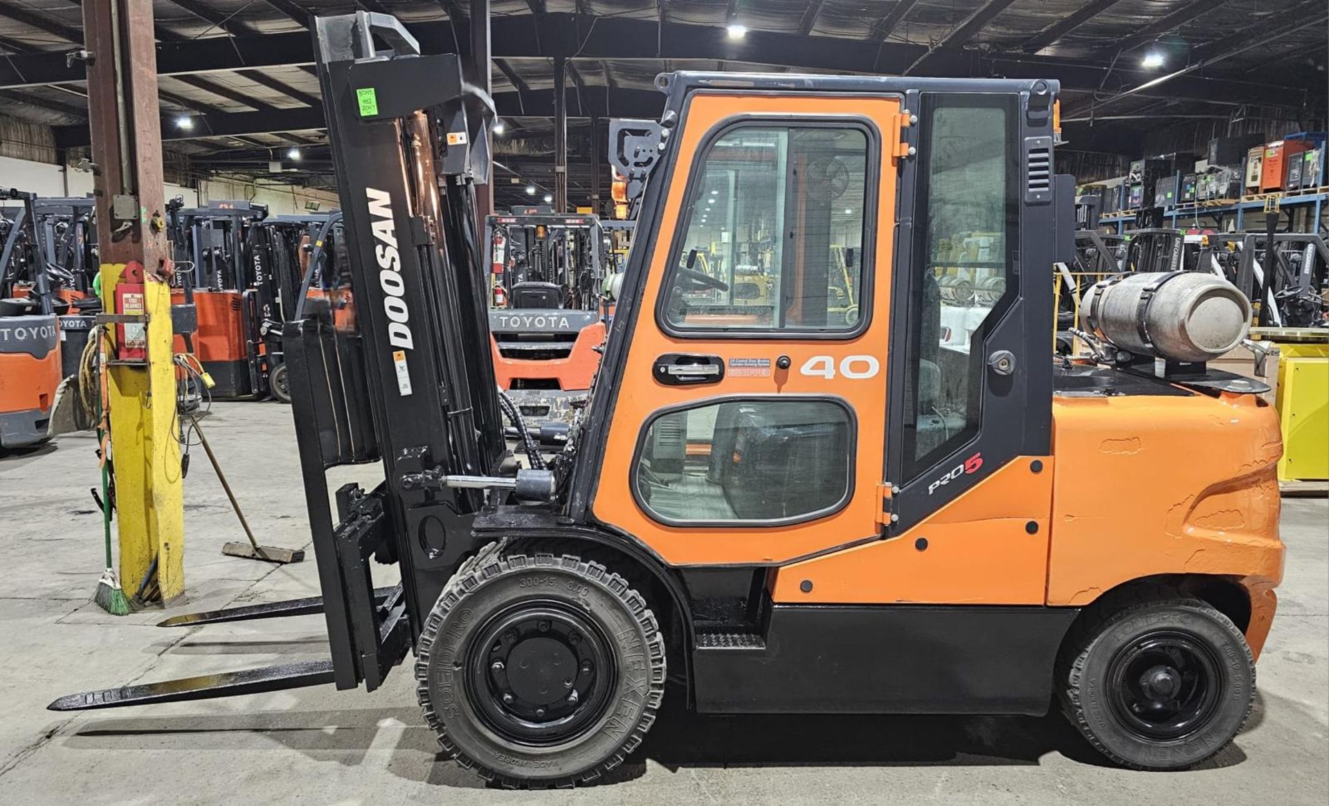 2017 Doosan 8,000 Capacity OUTDOOR LPG (Propane) Forklift with sideshift & 3-STAGE MAST 185" load - Image 2 of 8