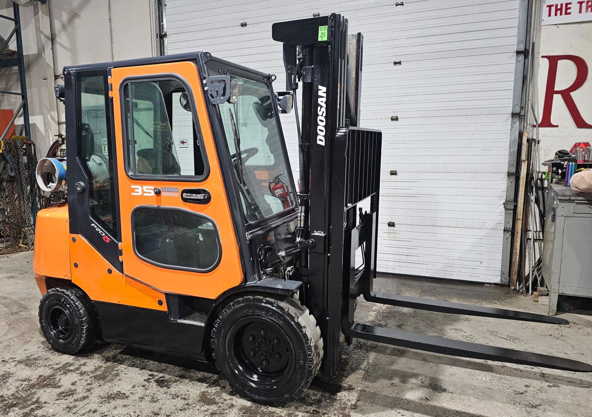 2017 DOOSAN 7,000lbs Capacity OUTDOOR LPG (propane) Forklift with VERY LOW HOURS 3-STAGE 190" LOAD - Image 2 of 17