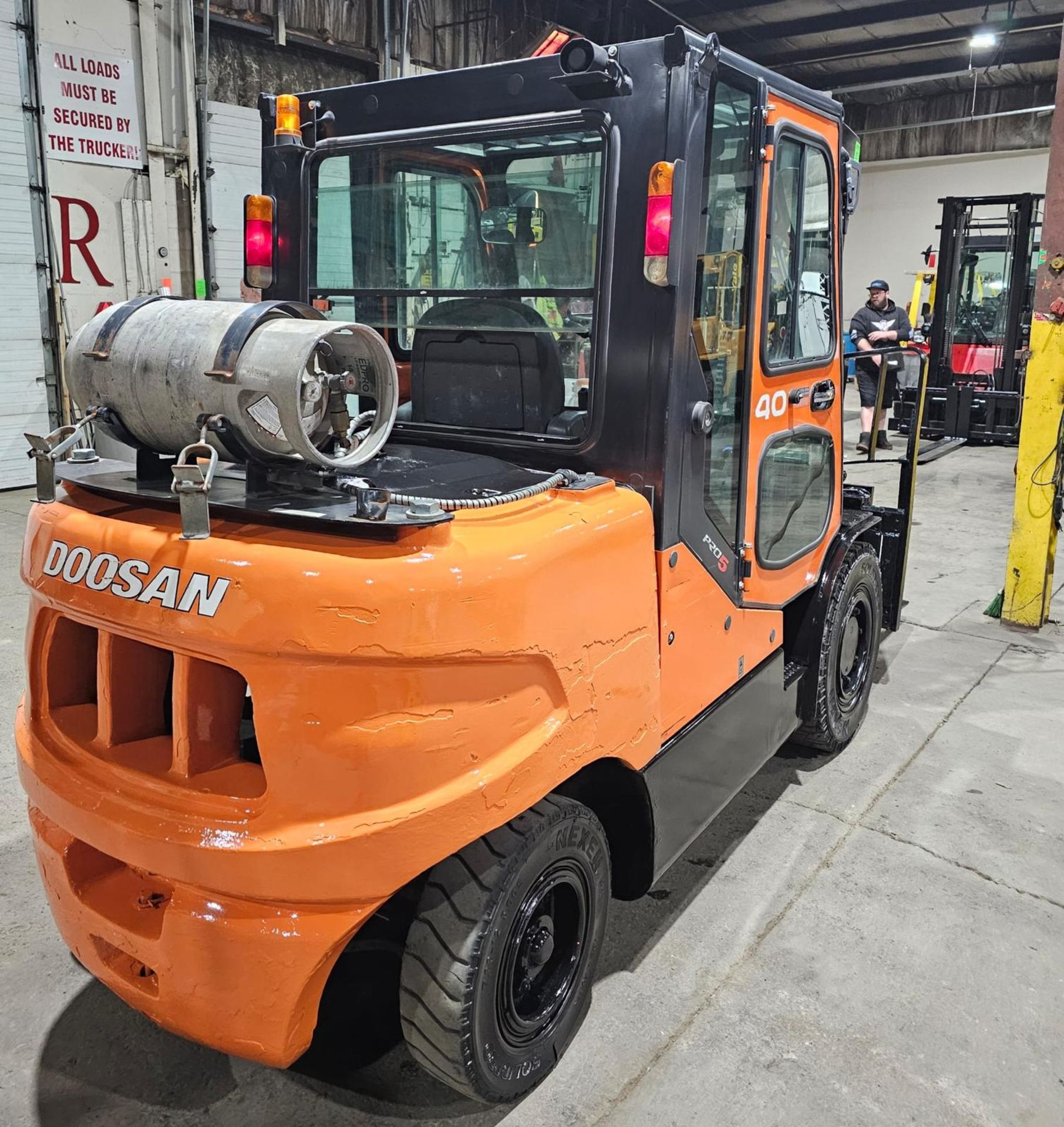 2017 Doosan 8,000 Capacity OUTDOOR LPG (Propane) Forklift with sideshift & 3-STAGE MAST 185" load - Image 3 of 8