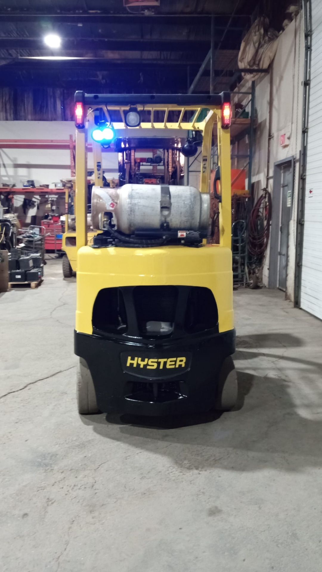 2016 HYSTER 5,000lbs Capacity LPG (Propane) Forklift with sideshift & 3-STAGE MAST & Non Marking - Image 4 of 5