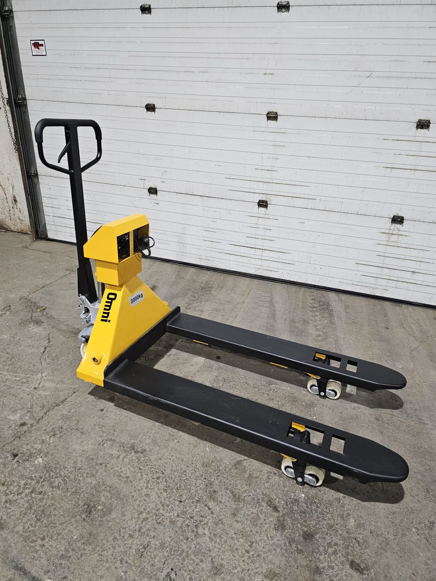 Brand New Omni Pallet Truck Walkie 6,000lbs / 3,000kg capacity with Built On Digital Scale & Charger - Image 4 of 4