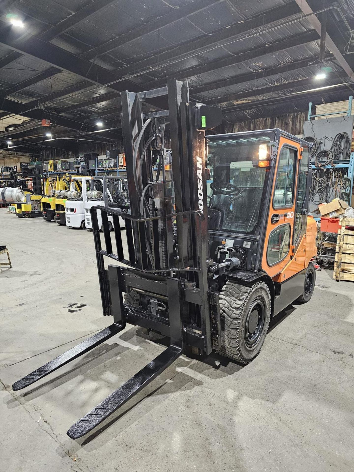 2017 Doosan 8,000 Capacity OUTDOOR LPG (Propane) Forklift with sideshift & 3-STAGE MAST 185" load - Image 7 of 8