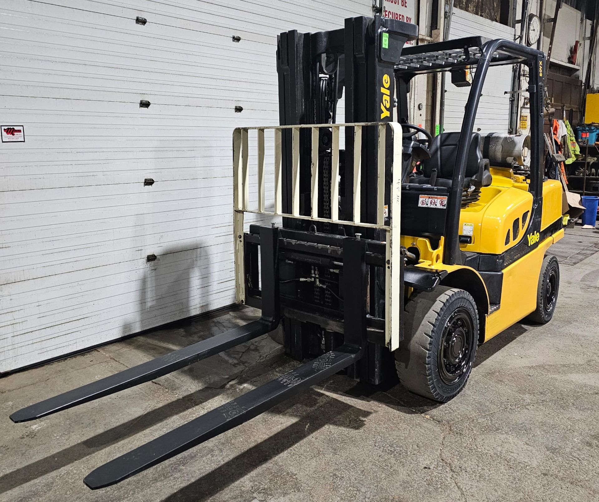 2017 Yale 8,000lbs Capacity OUTDOOR Forklift LPG (Propane) with Sideshift and 3-STAGE MAST - Image 4 of 5