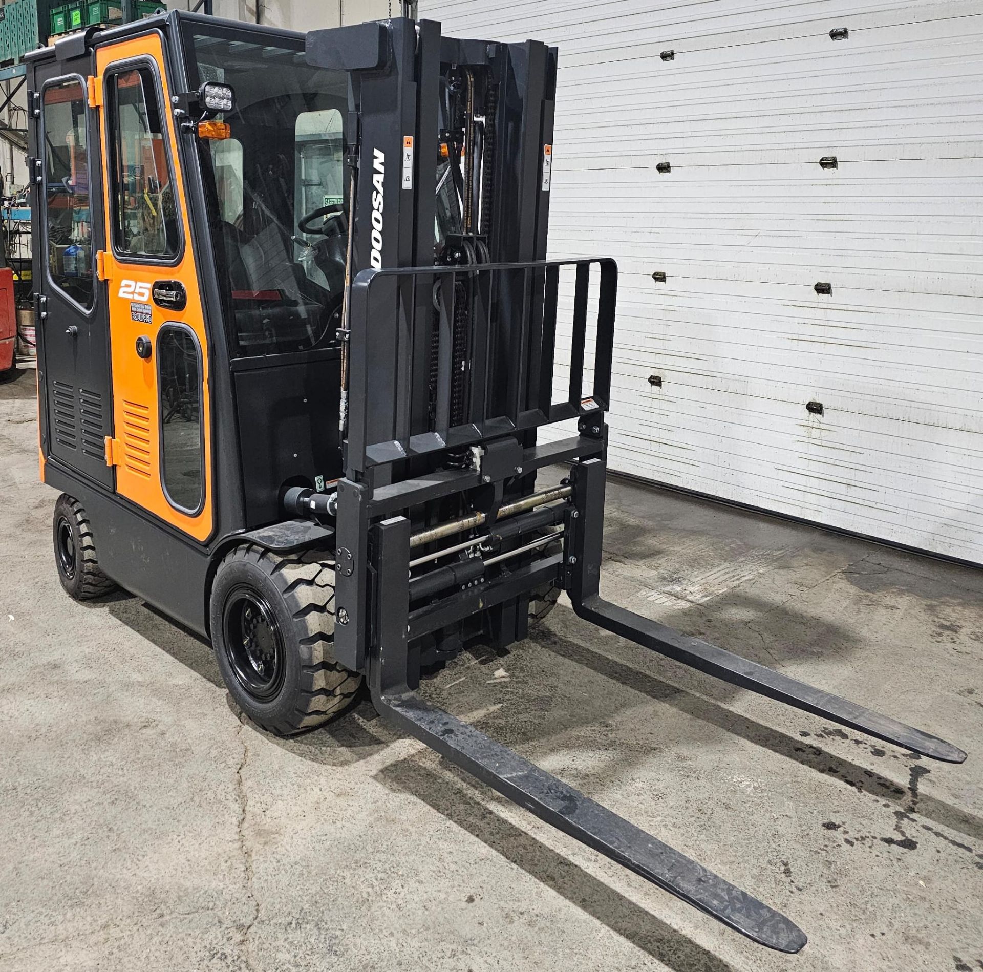 2023 NEW DOOSAN 5,000lbs Capacity OUTDOOR Forklift BRAND NEW BATTERY 48V with 0 Hours with Sideshift - Image 24 of 27