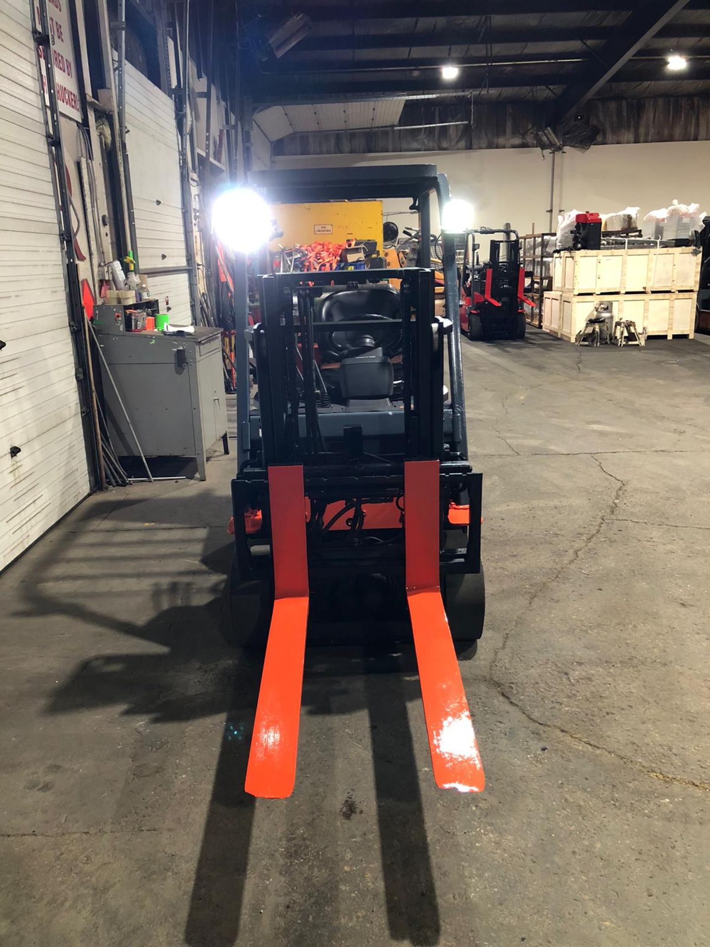 2006 Toyota 5,000lbs Capacity LPG (Propane) Forklift with sideshift and 3-STAGE MAST Trucker Mast ( - Image 4 of 5