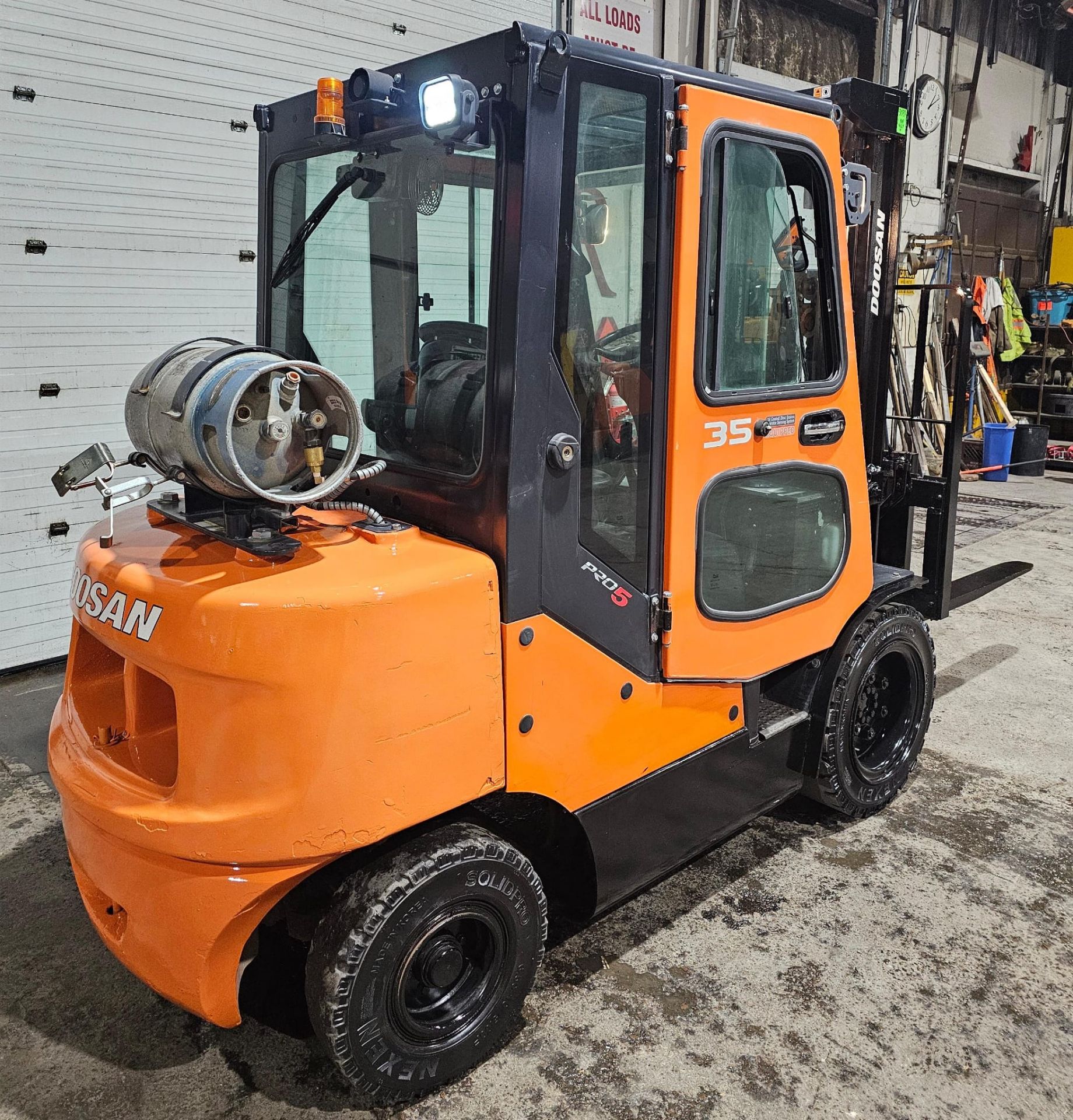 2017 DOOSAN 7,000lbs Capacity OUTDOOR LPG (propane) Forklift with VERY LOW HOURS 3-STAGE 190" LOAD - Image 5 of 17