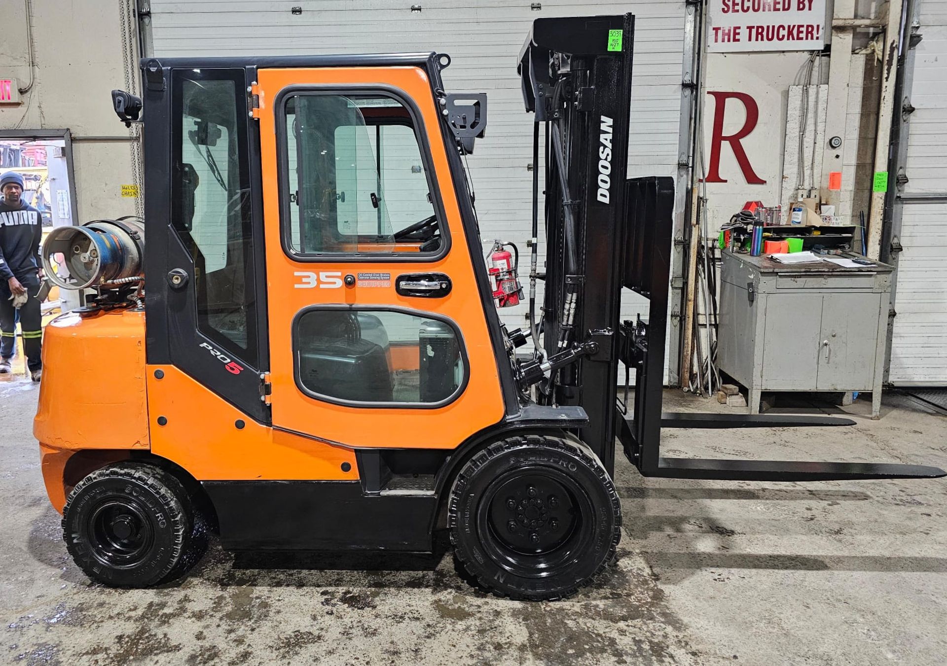 2017 DOOSAN 7,000lbs Capacity OUTDOOR LPG (propane) Forklift with VERY LOW HOURS 3-STAGE 190" LOAD - Image 4 of 17
