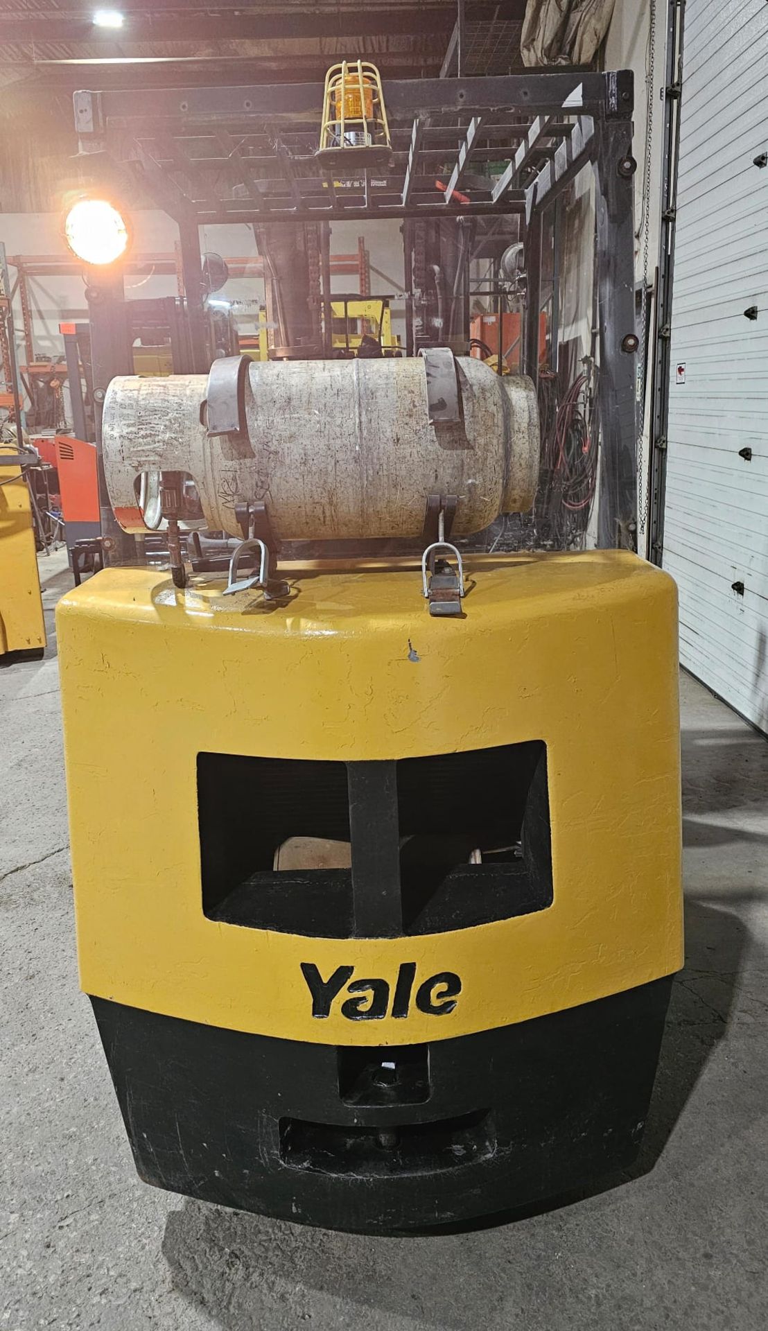 Yale 7,000lbs Capacity LPG (Propane) Forklift with sideshift & 3-STAGE MAST & Non marking tires ( - Image 4 of 6