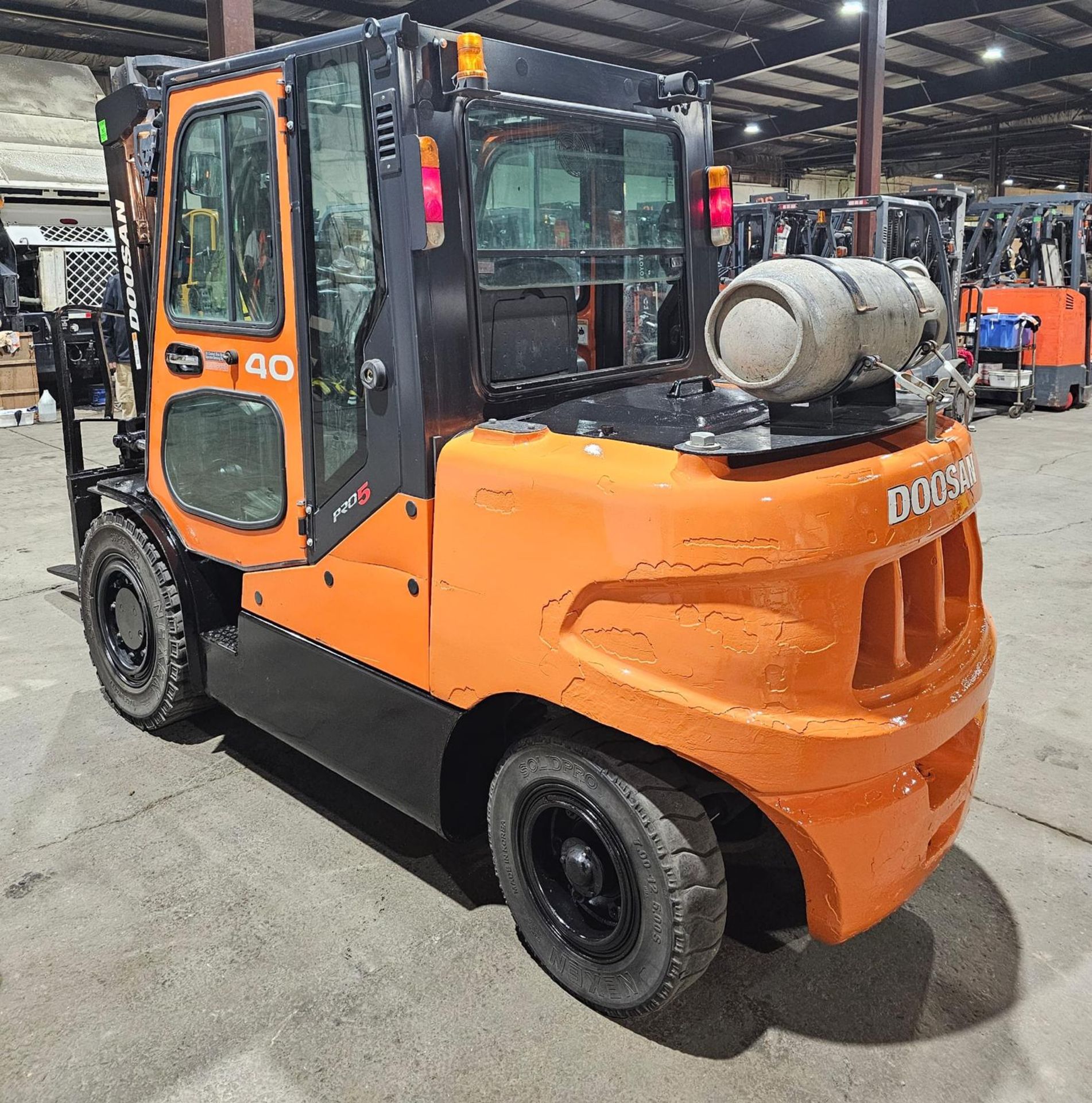 2017 Doosan 8,000 Capacity OUTDOOR LPG (Propane) Forklift with sideshift & 3-STAGE MAST 185" load - Image 4 of 8