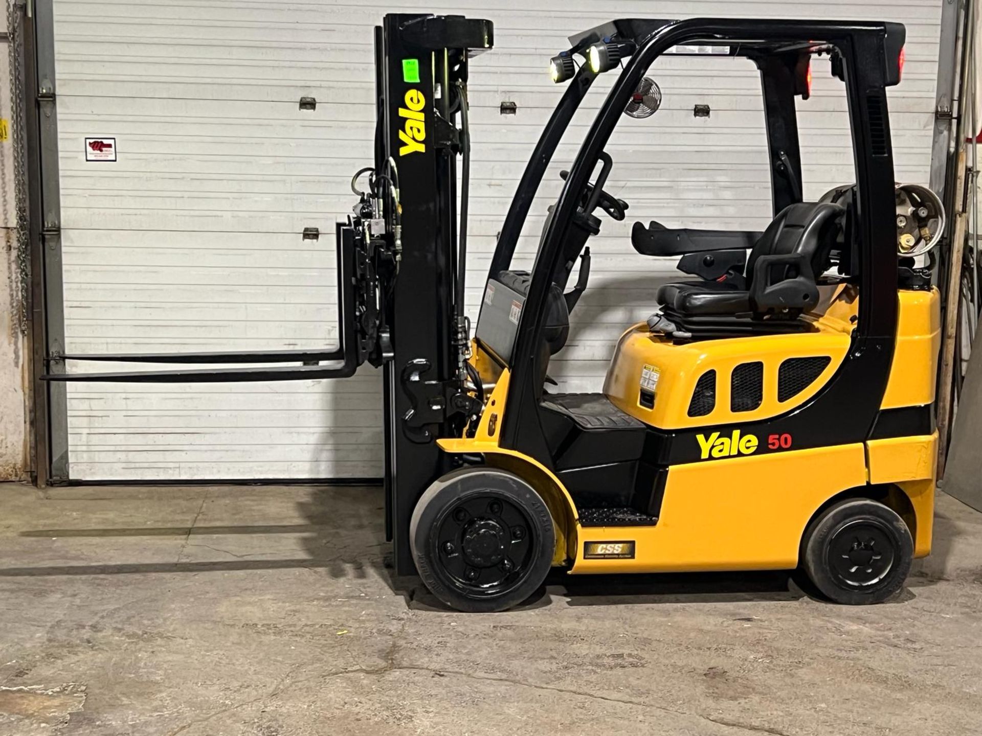 2016 Yale 5,000lbs capacity LPG (Propane) Forklift with sideshift & Fork Positioner with 3-stage