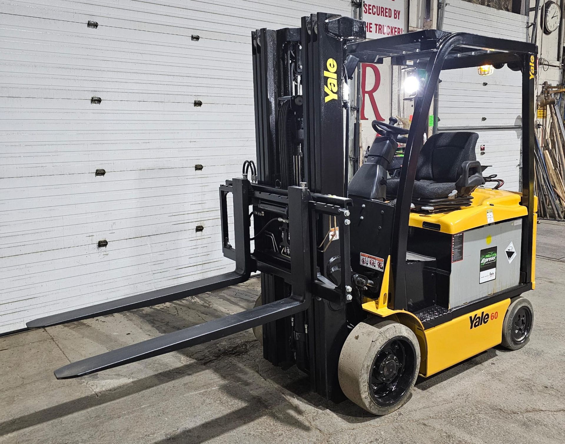 2017 Yale 6,000lbs Capacity Forklift Electric 48V with Sideshift 3-STAGE MAST with 4 functions and - Image 3 of 5