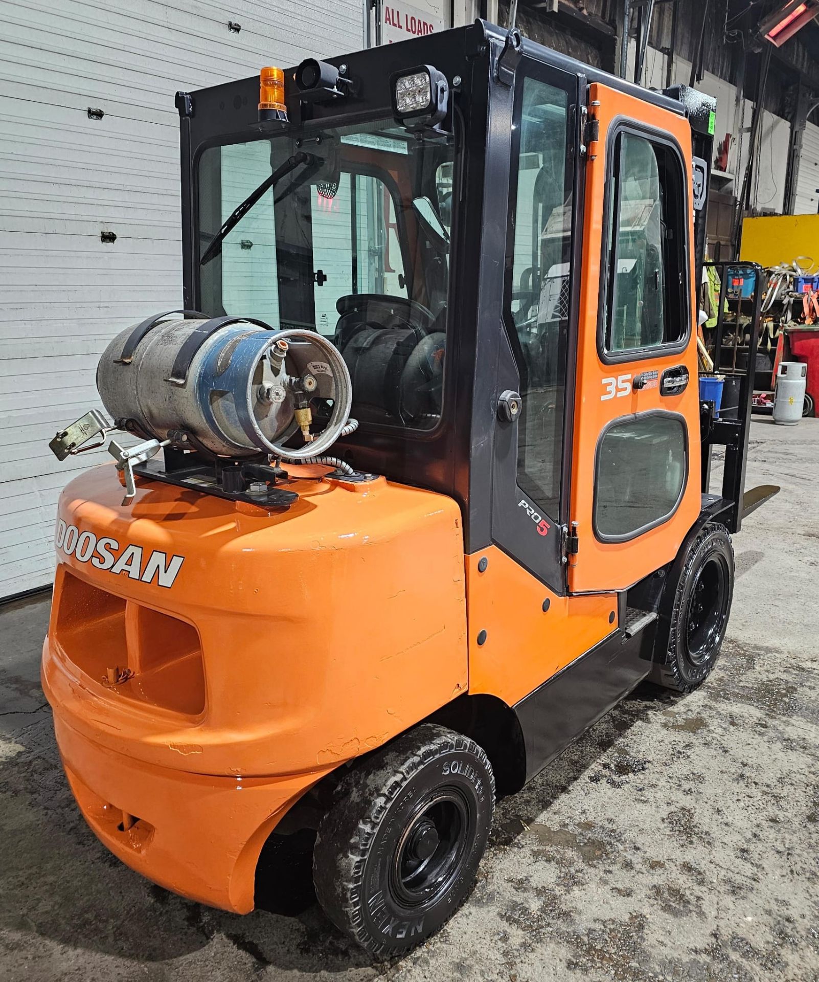 2017 DOOSAN 7,000lbs Capacity OUTDOOR LPG (propane) Forklift with VERY LOW HOURS 3-STAGE 190" LOAD - Image 6 of 17