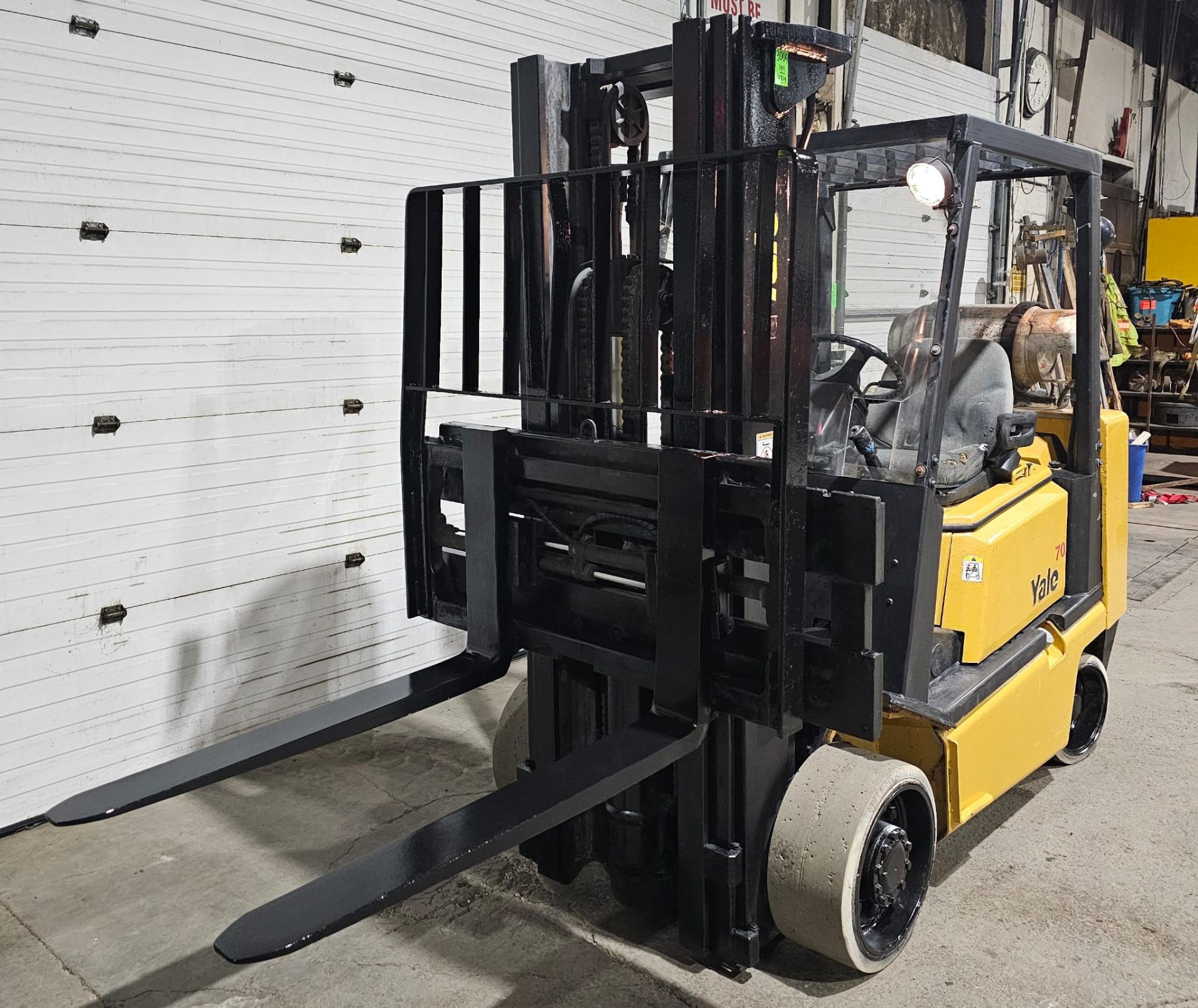 Yale 7,000lbs Capacity LPG (Propane) Forklift with sideshift & 3-STAGE MAST & Non marking tires ( - Image 5 of 6