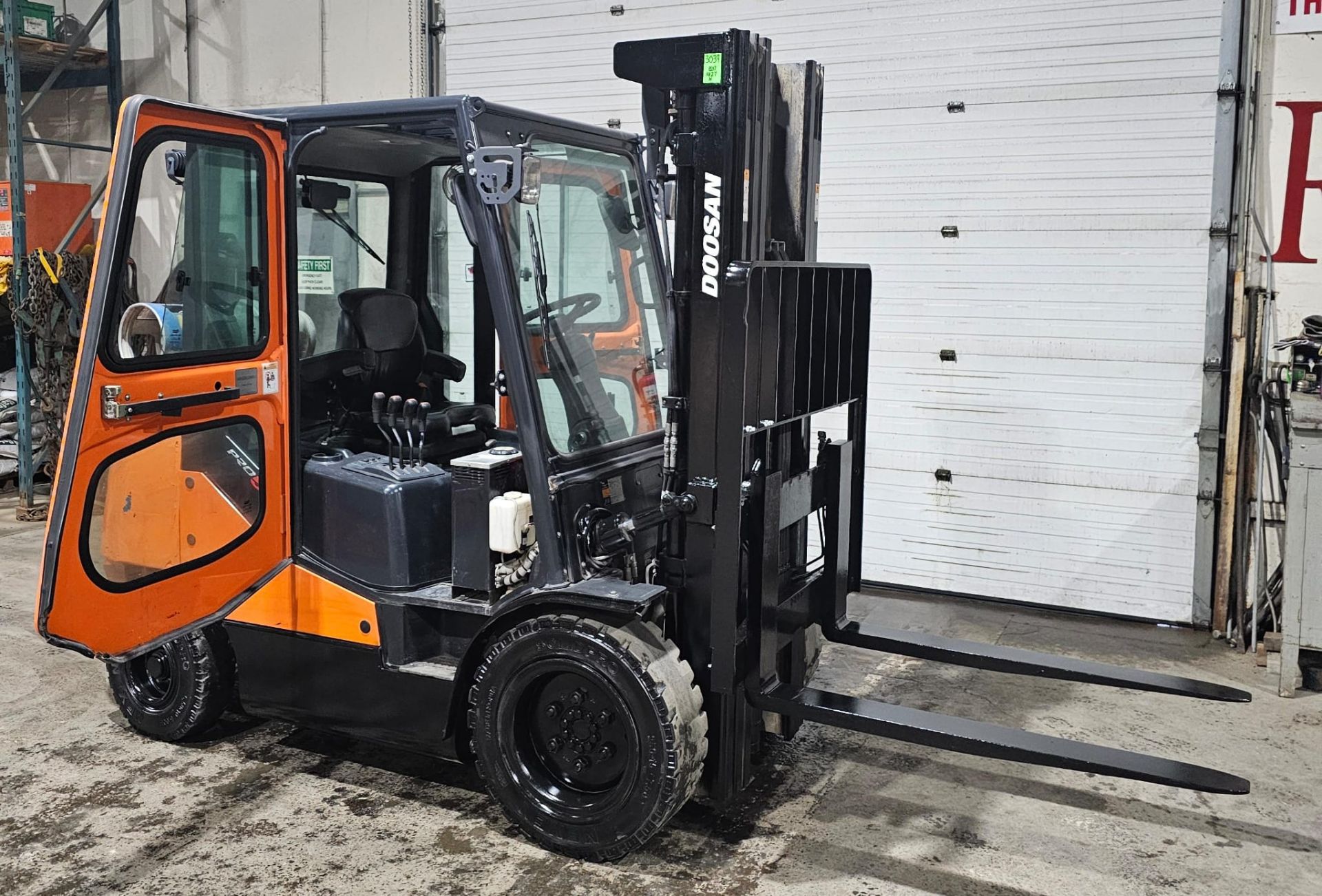 2017 DOOSAN 7,000lbs Capacity OUTDOOR LPG (propane) Forklift with VERY LOW HOURS 3-STAGE 190" LOAD - Image 3 of 17