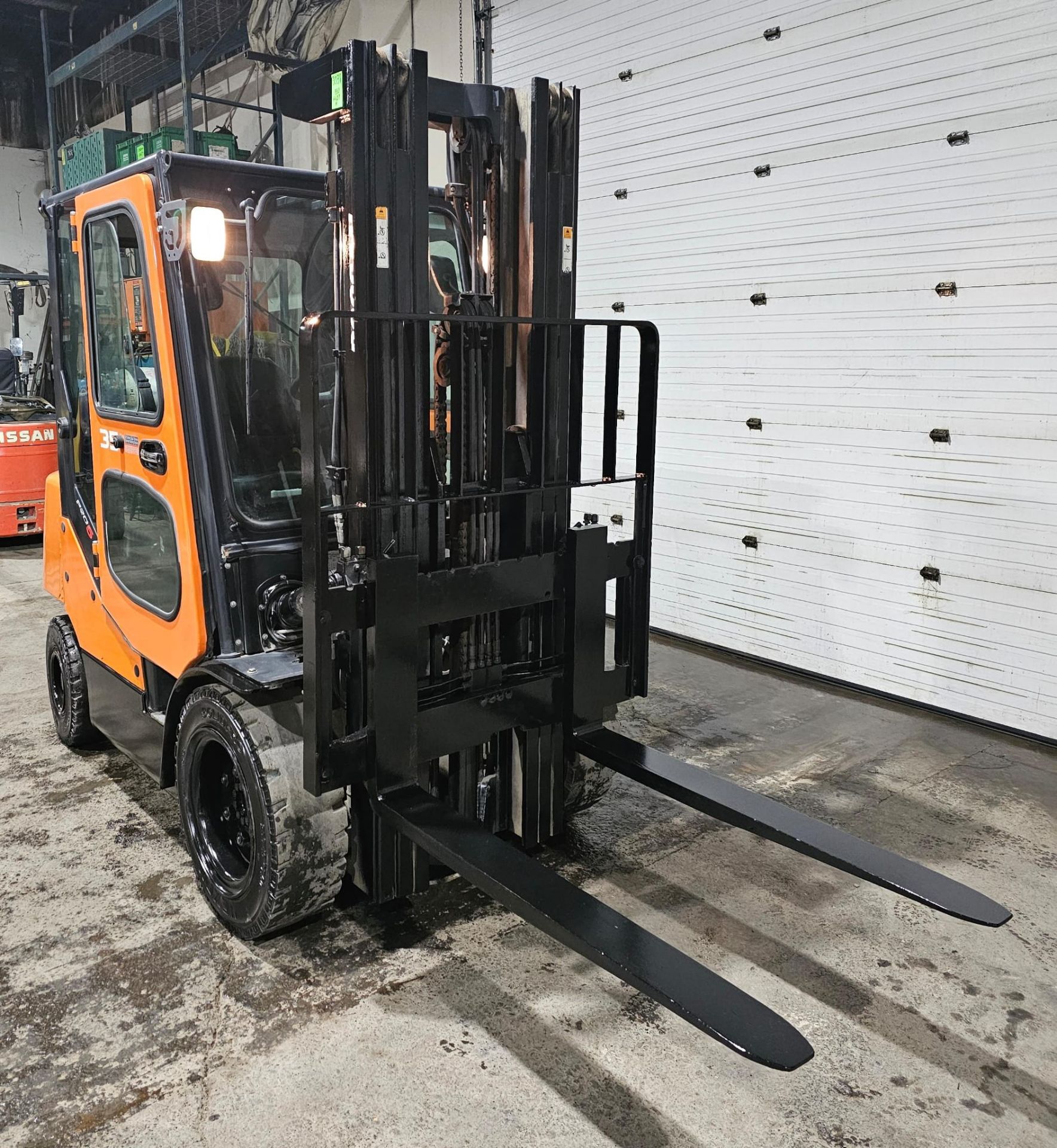 2017 DOOSAN 7,000lbs Capacity OUTDOOR LPG (propane) Forklift with VERY LOW HOURS 3-STAGE 190" LOAD - Image 15 of 17