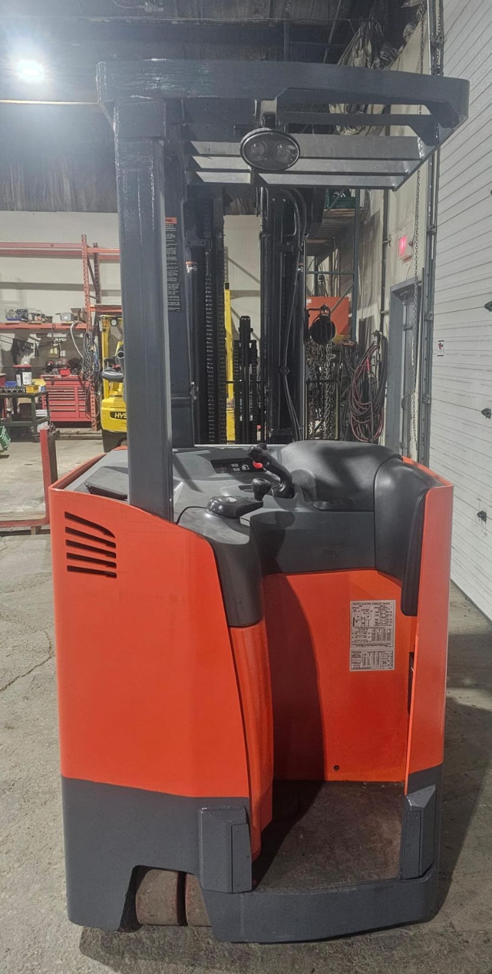 2017 Toyota 4,000lbs Capacity Forklift Electric 36V with sideshift & 4-STAGE MAST 276" max load - Image 4 of 9