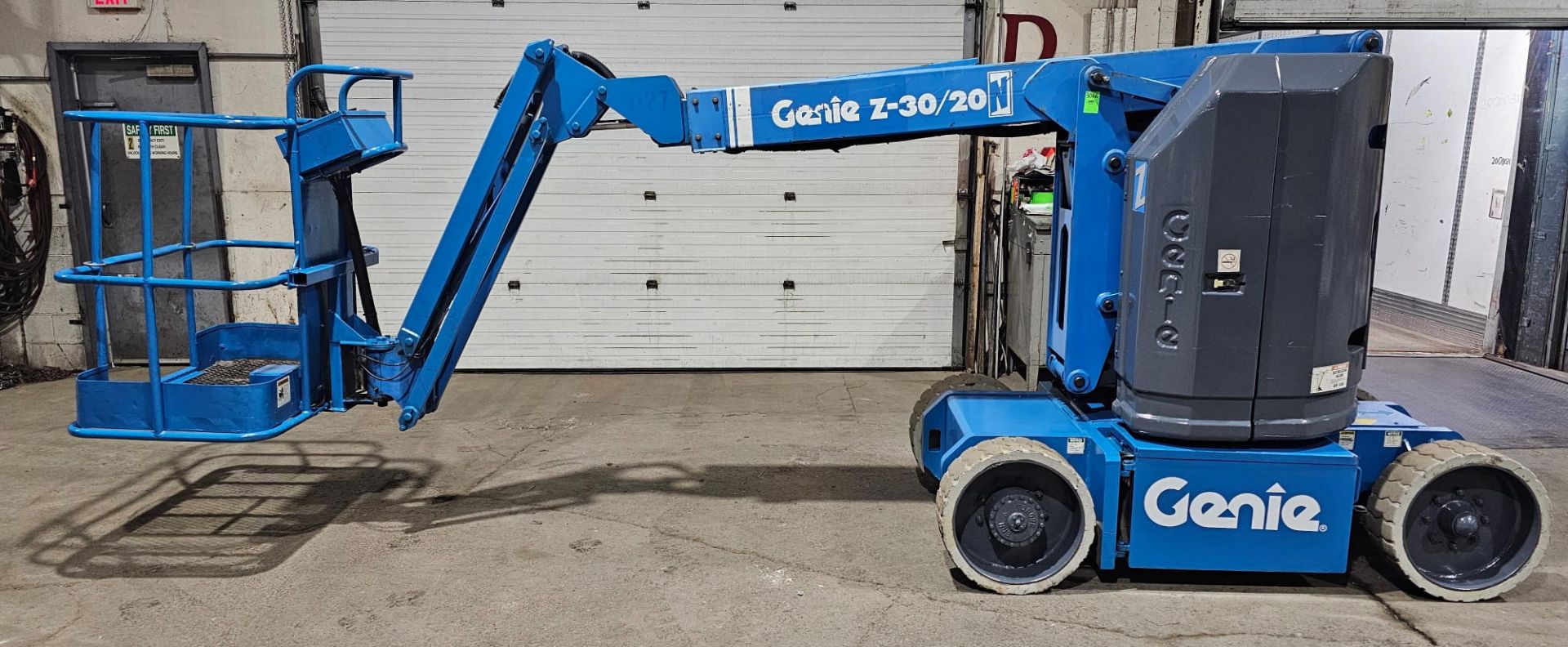 Genie model Z-30-N Zoom Boom Electric Motorized Man Lift 30' Height & 21' Reach - with 24V Battery - Image 3 of 10